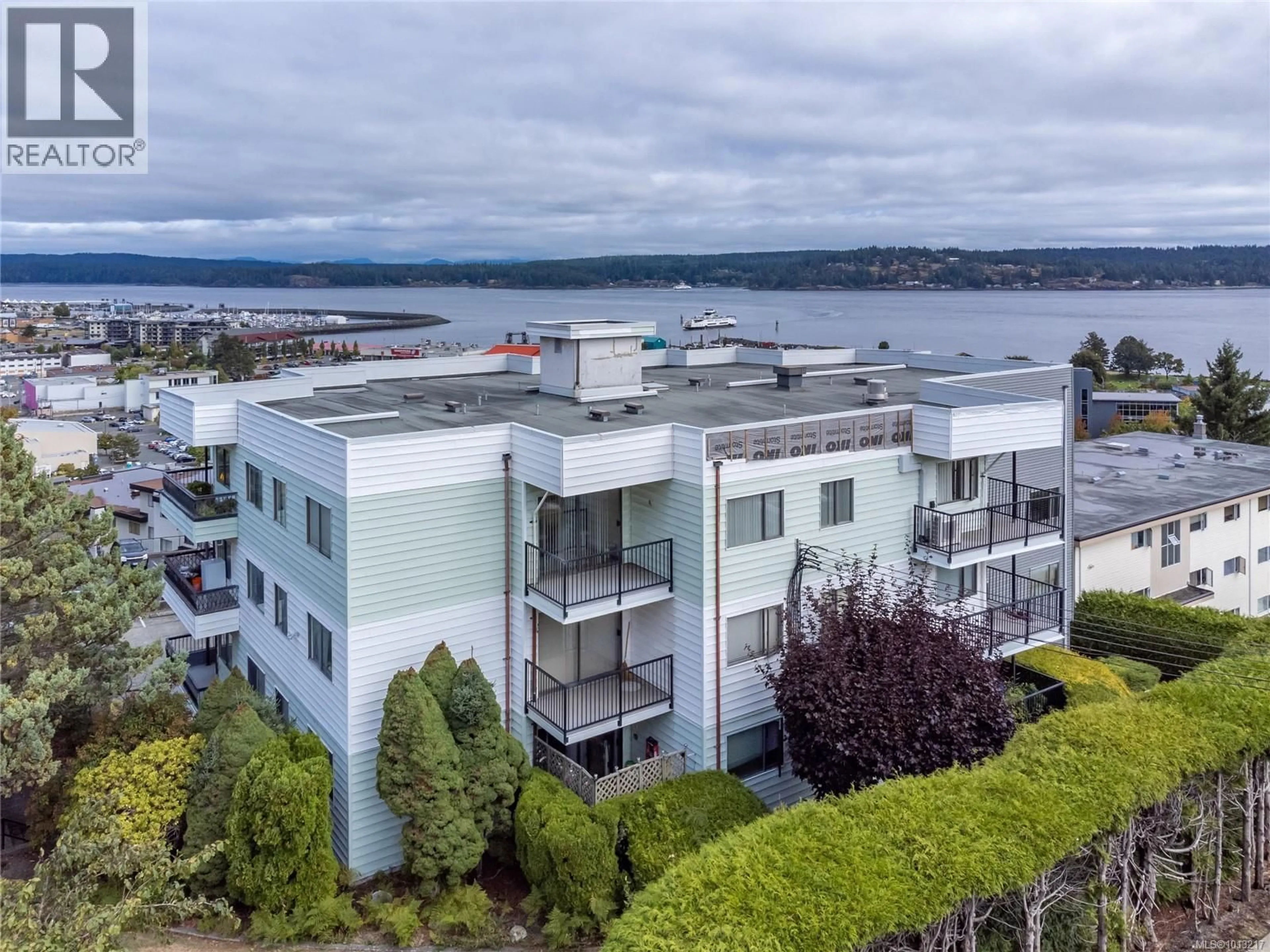 A pic from outside/outdoor area/front of a property/back of a property/a pic from drone, water/lake/river/ocean view for 203 - 907 CEDAR STREET, Campbell River British Columbia V9W2W1