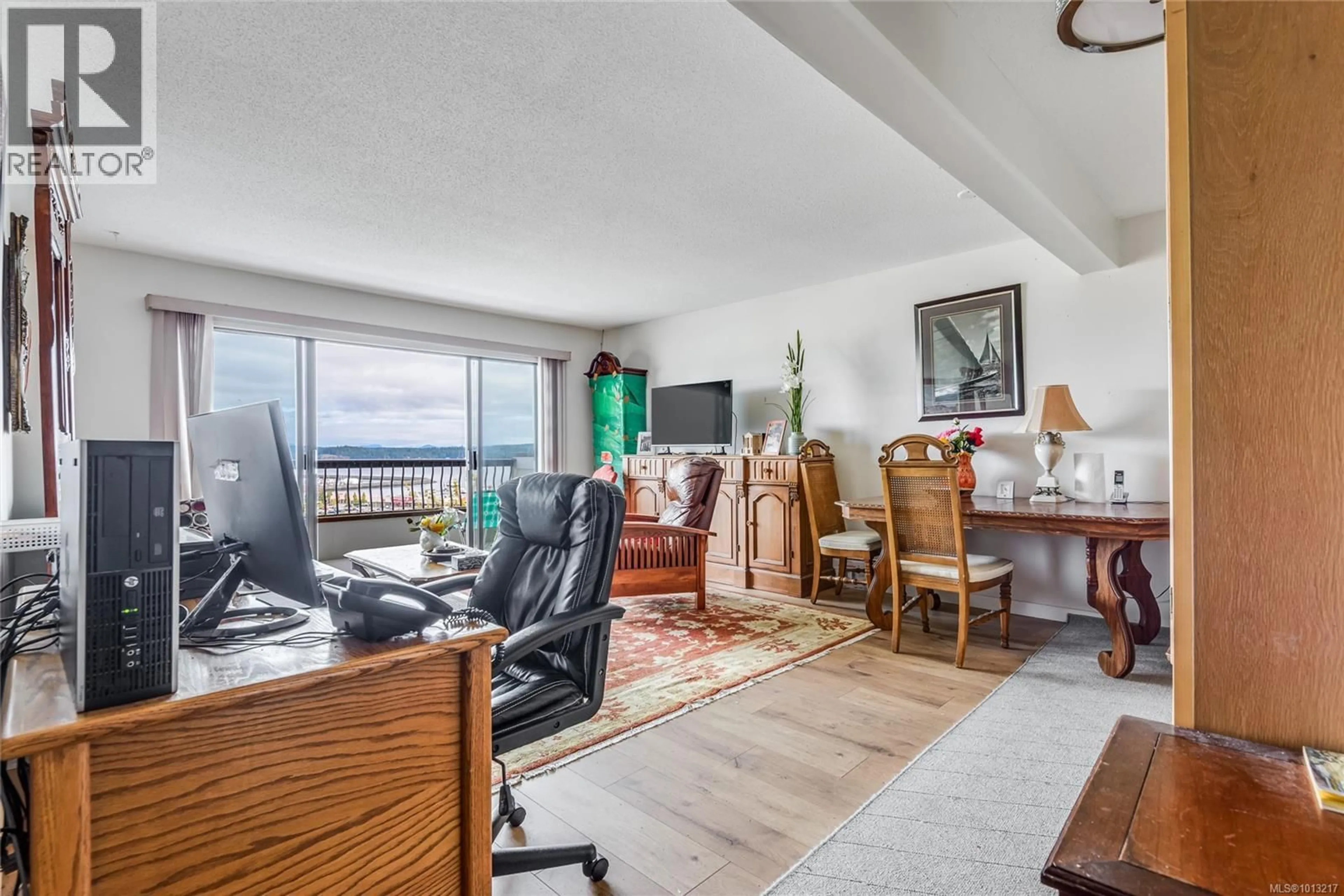 Living room with furniture, unknown for 203 - 907 CEDAR STREET, Campbell River British Columbia V9W2W1