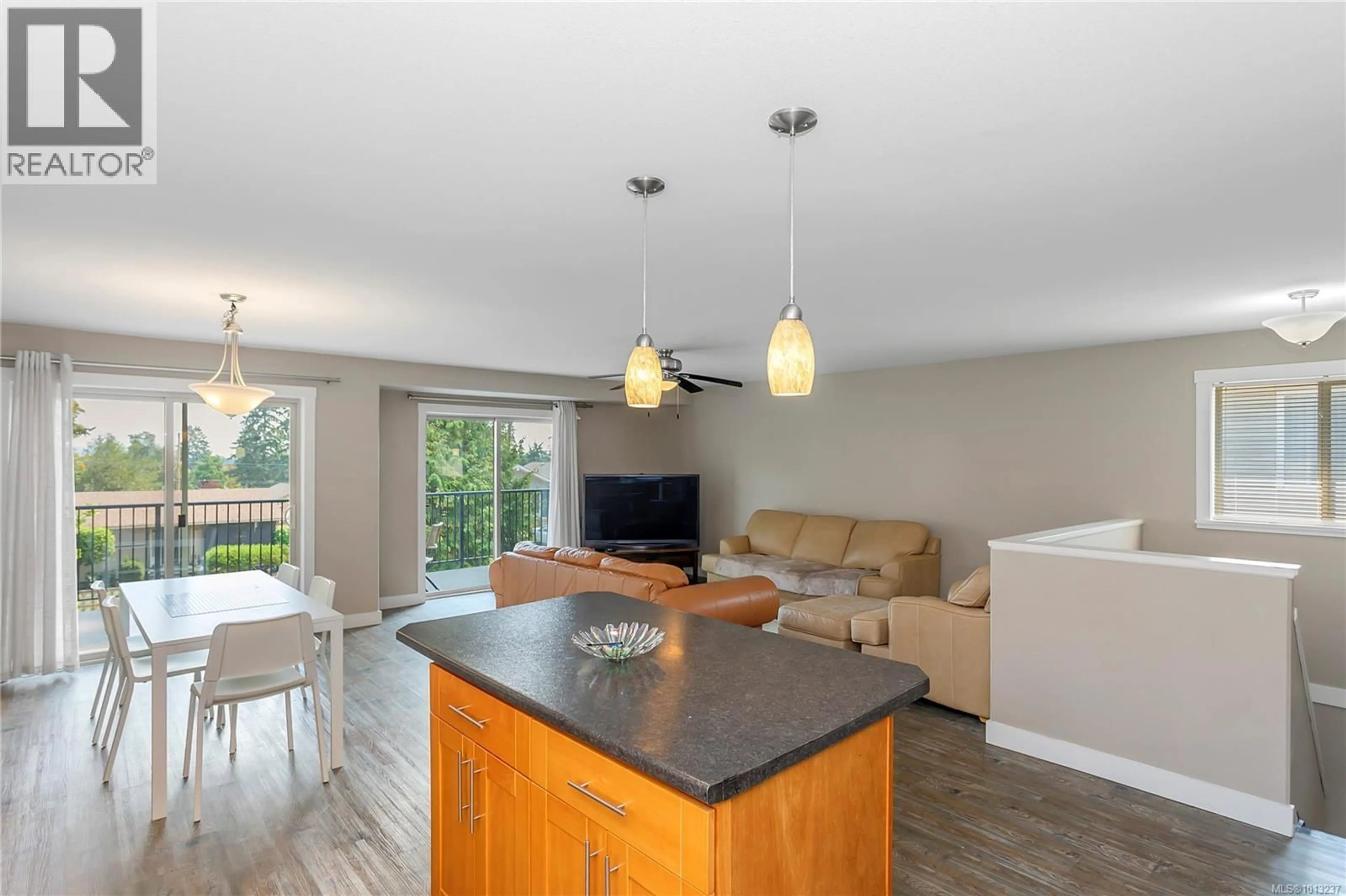 Open concept kitchen, wood/laminate floor for 633 HILLCREST AVENUE, Nanaimo British Columbia V9R3M8