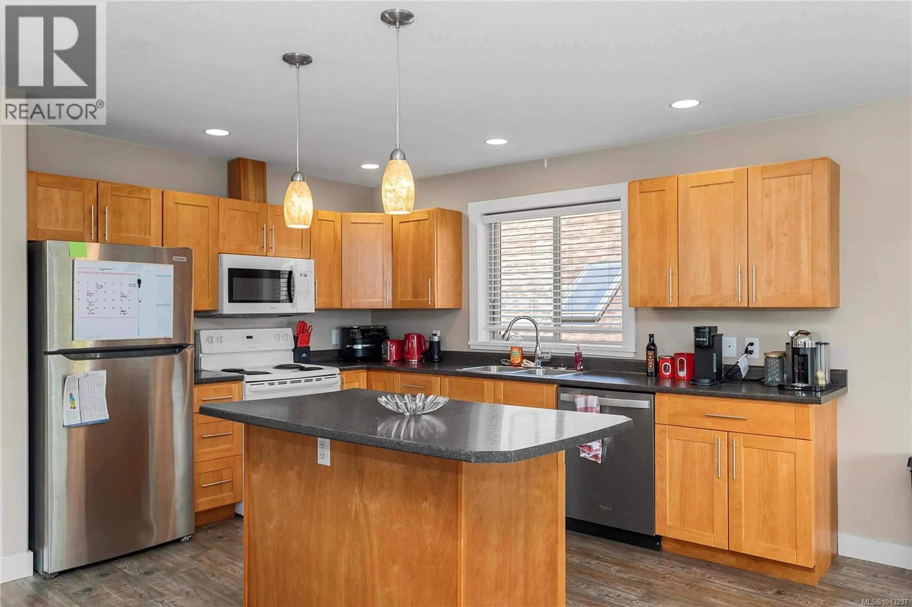 Open concept kitchen, unknown for 633 HILLCREST AVENUE, Nanaimo British Columbia V9R3M8