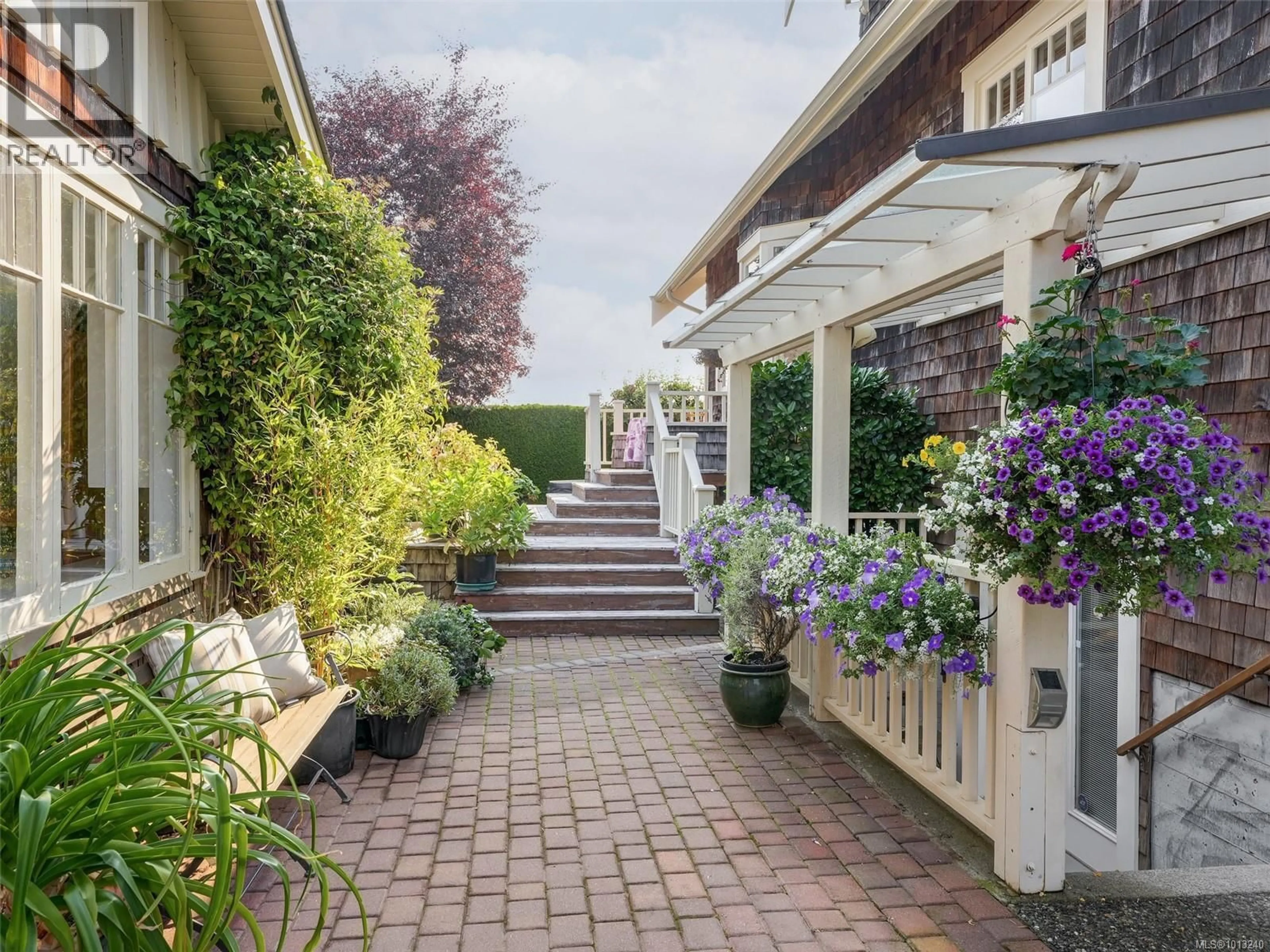 Patio, street for 1974 HOVEY ROAD, Central Saanich British Columbia V8M1V8