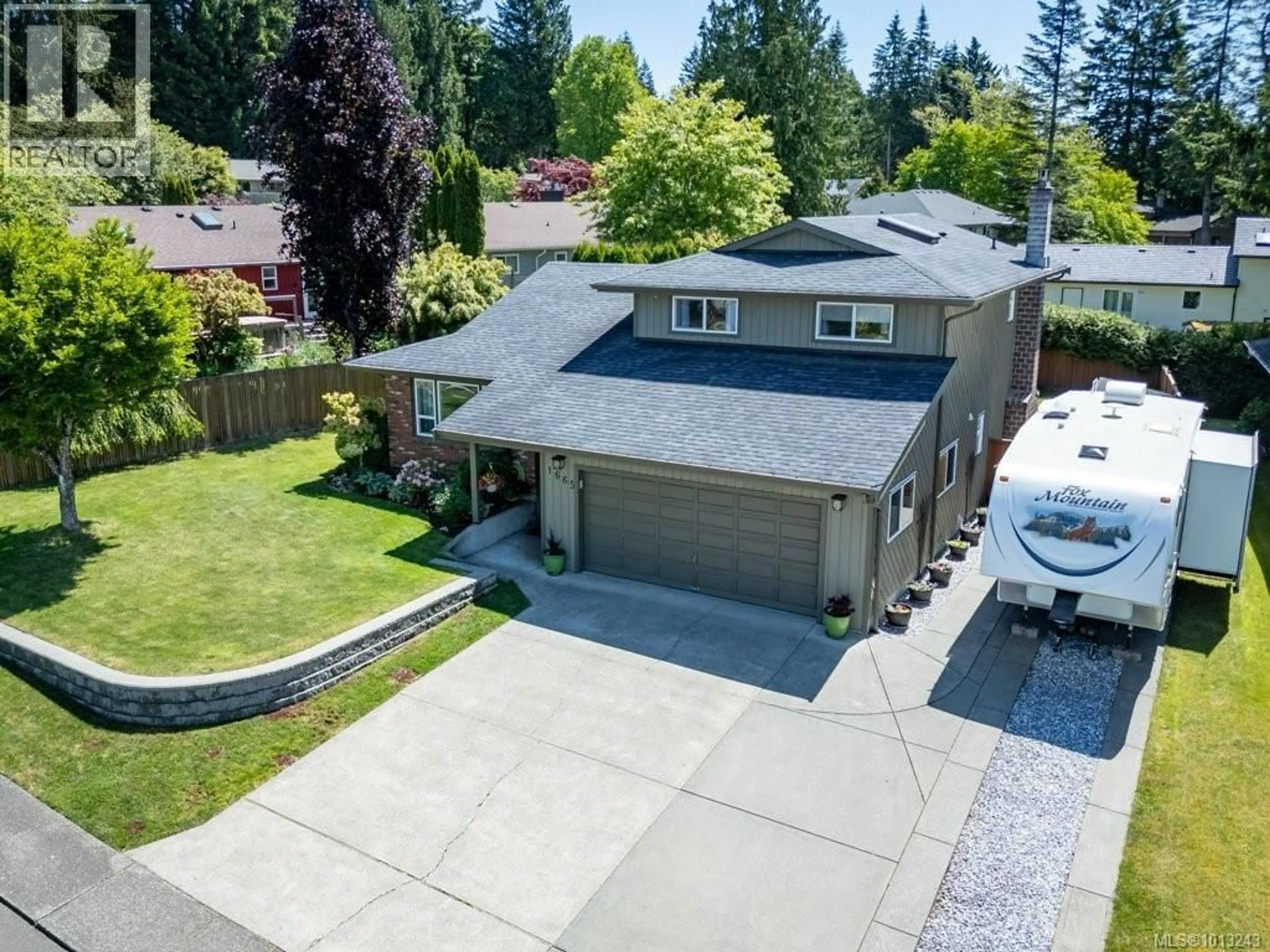 A pic from outside/outdoor area/front of a property/back of a property/a pic from drone, street for 1665 CHESTER PLACE, Comox British Columbia V9M1A9