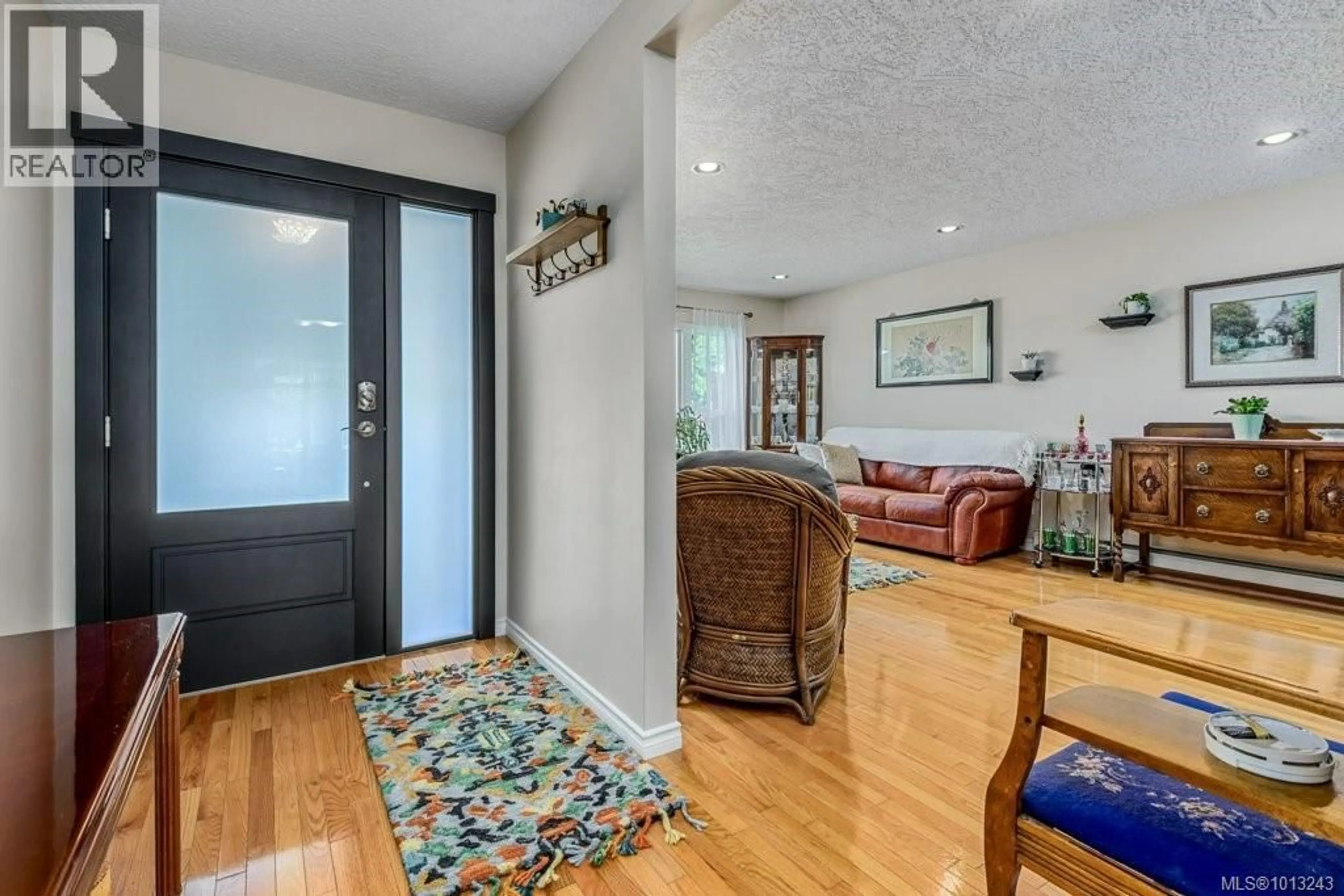 Indoor entryway for 1665 CHESTER PLACE, Comox British Columbia V9M1A9