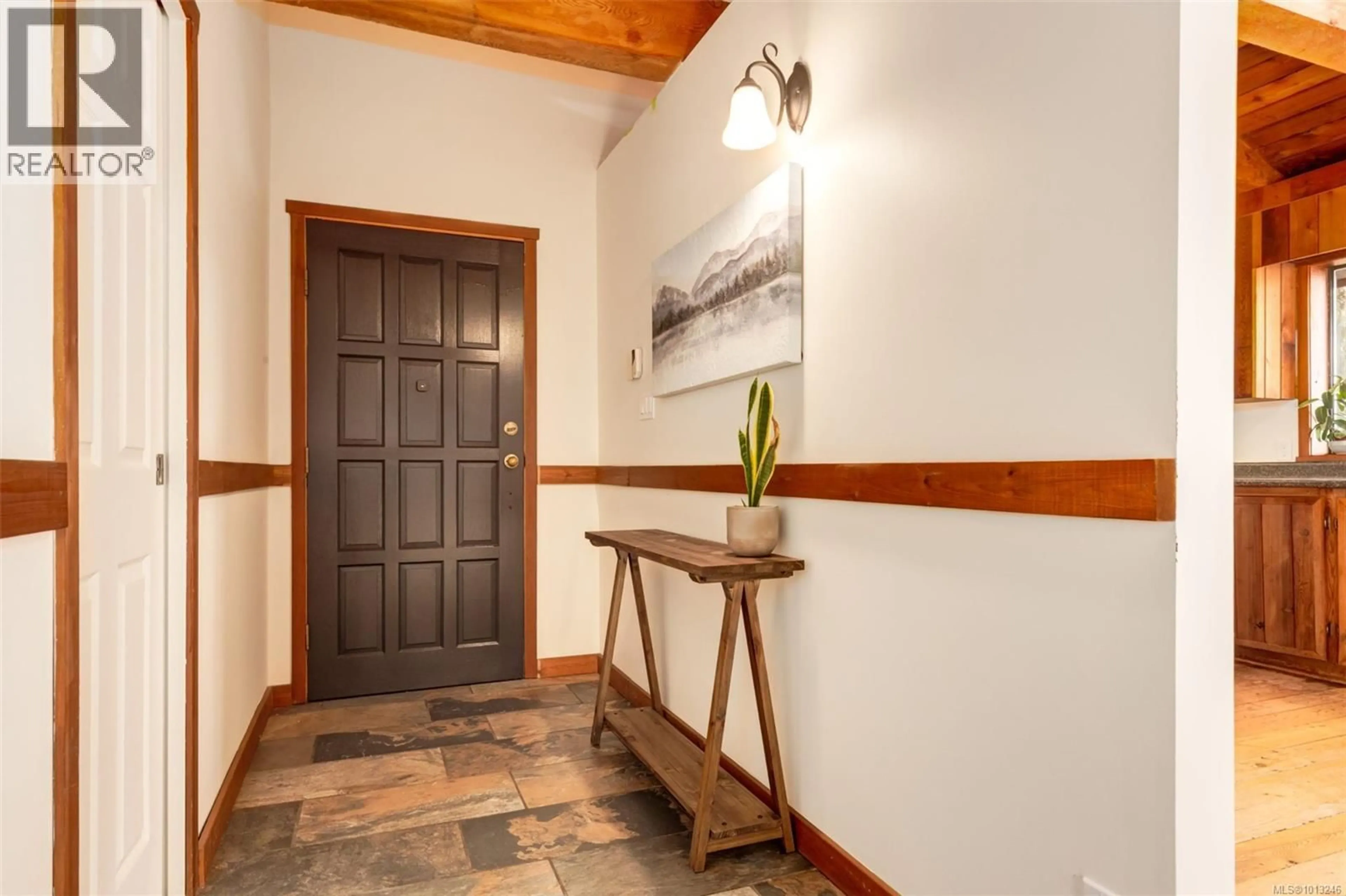 Indoor entryway for 2809 POWDER POINT ROAD, Nanoose Bay British Columbia V9P9E9