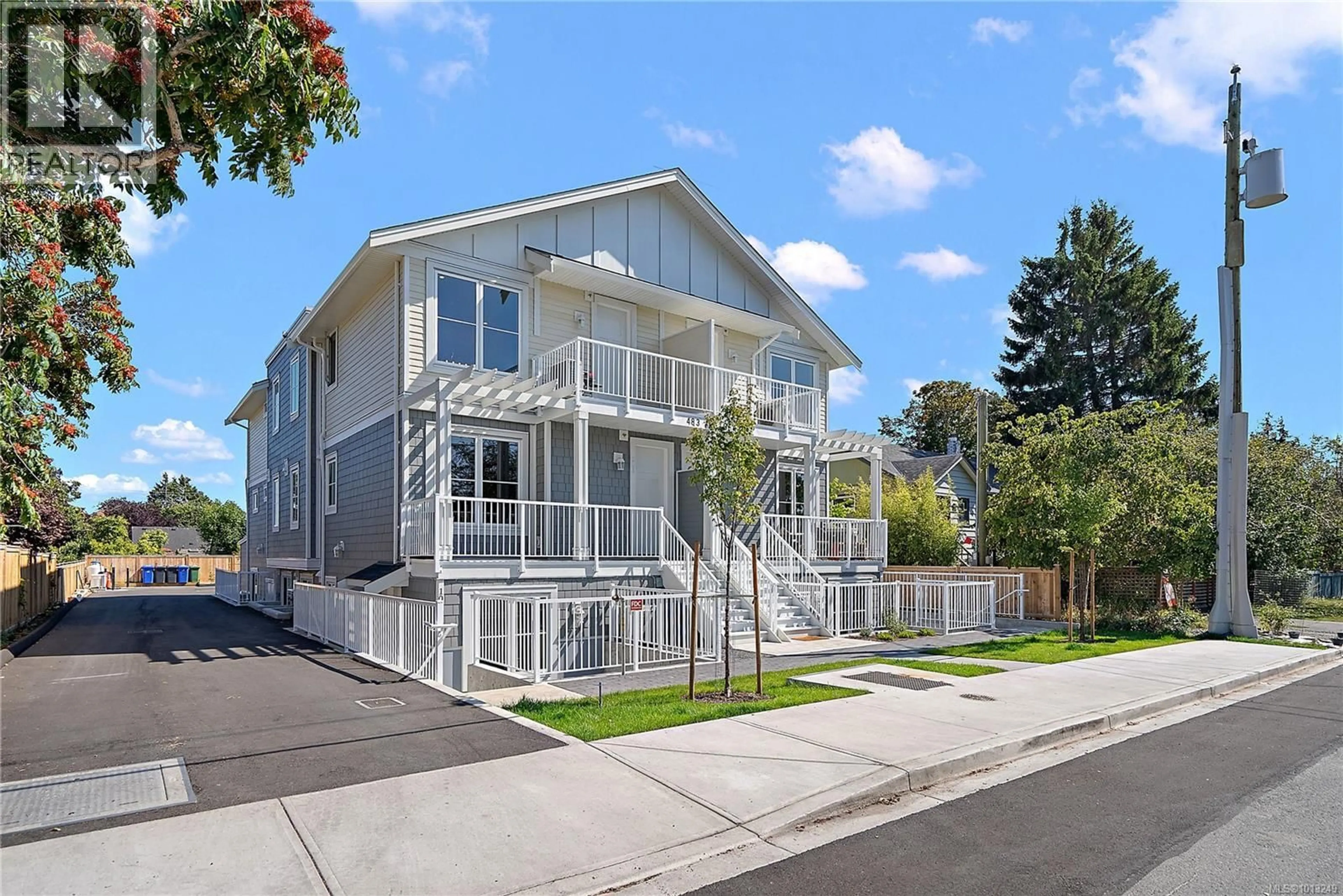 Home with vinyl exterior material, street for 302 - 483 SOUTH JOFFRE STREET, Esquimalt British Columbia V9A6C7