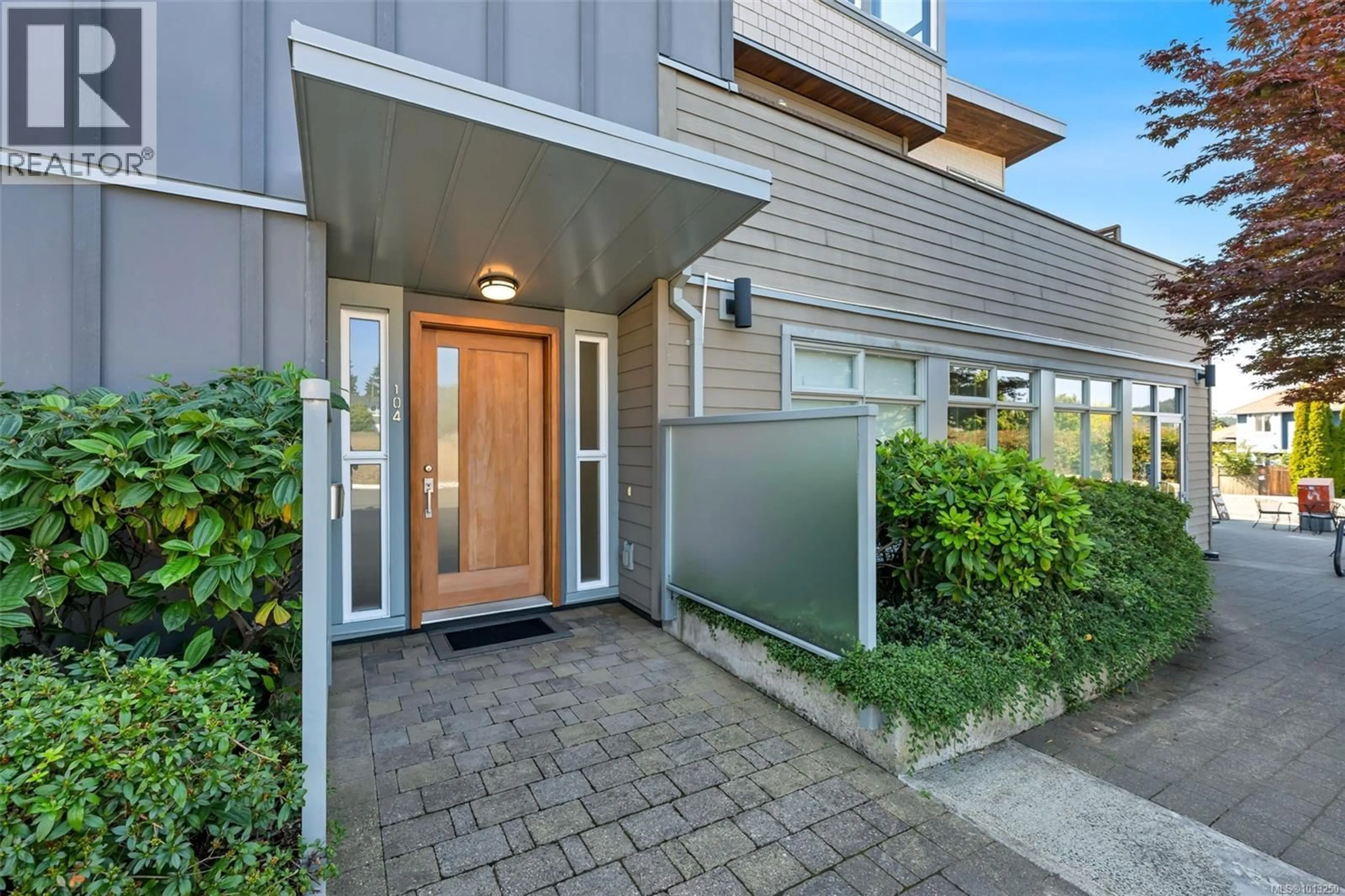 Indoor entryway for 104 - 4343 TYNDALL AVENUE, Saanich British Columbia V8N3R9