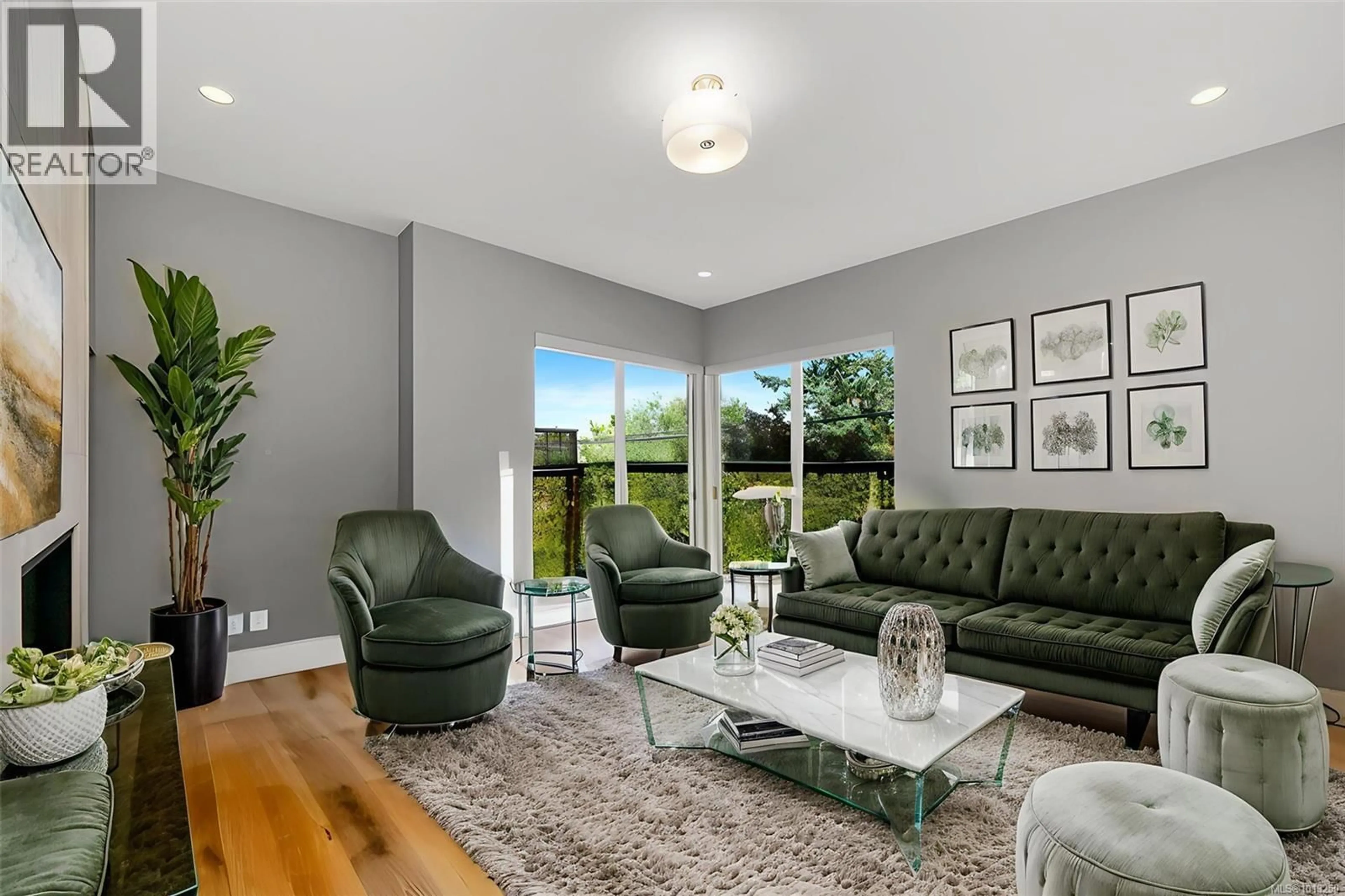 Living room with furniture, unknown for 104 - 4343 TYNDALL AVENUE, Saanich British Columbia V8N3R9