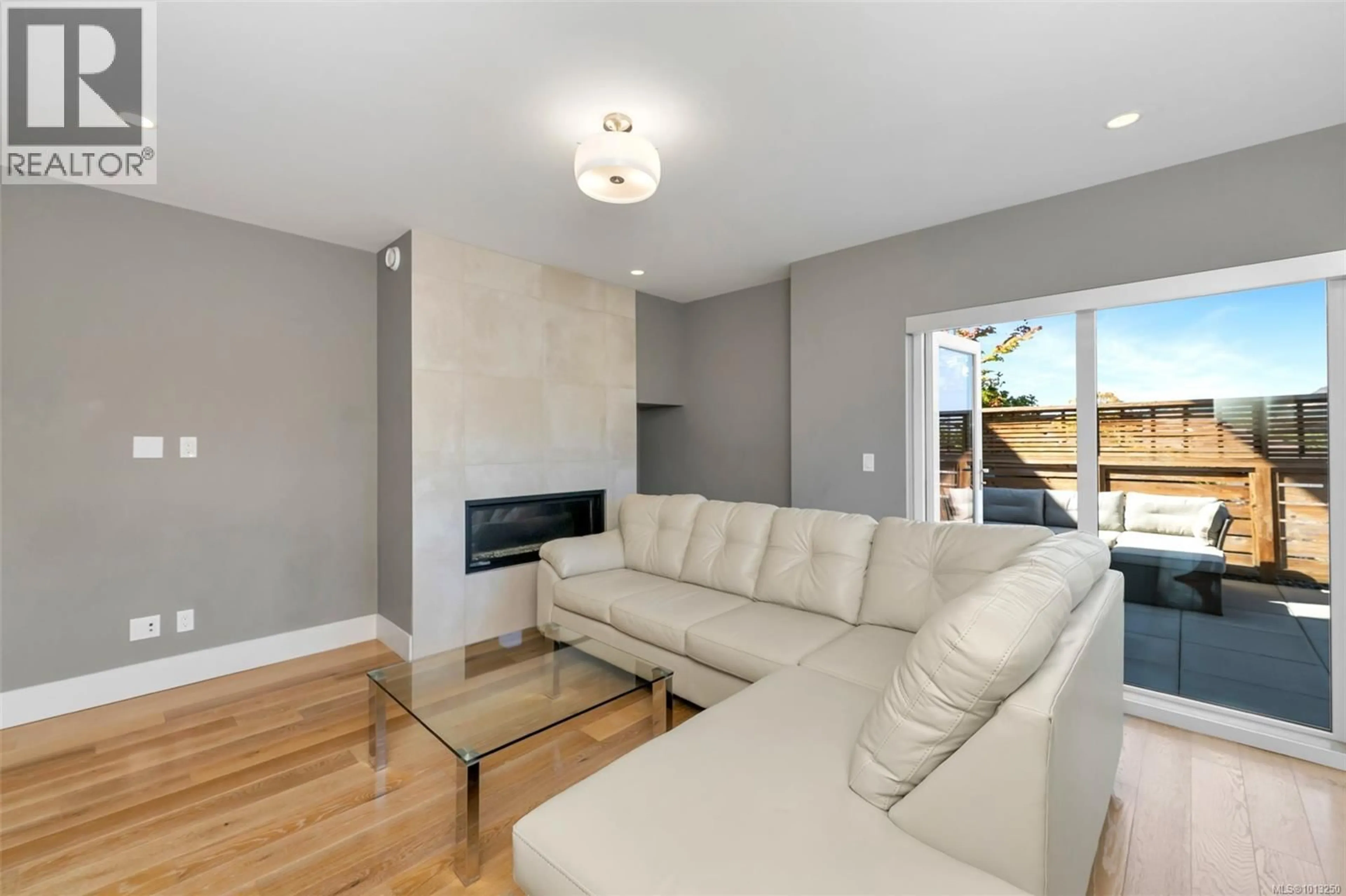 Living room with furniture, unknown for 104 - 4343 TYNDALL AVENUE, Saanich British Columbia V8N3R9