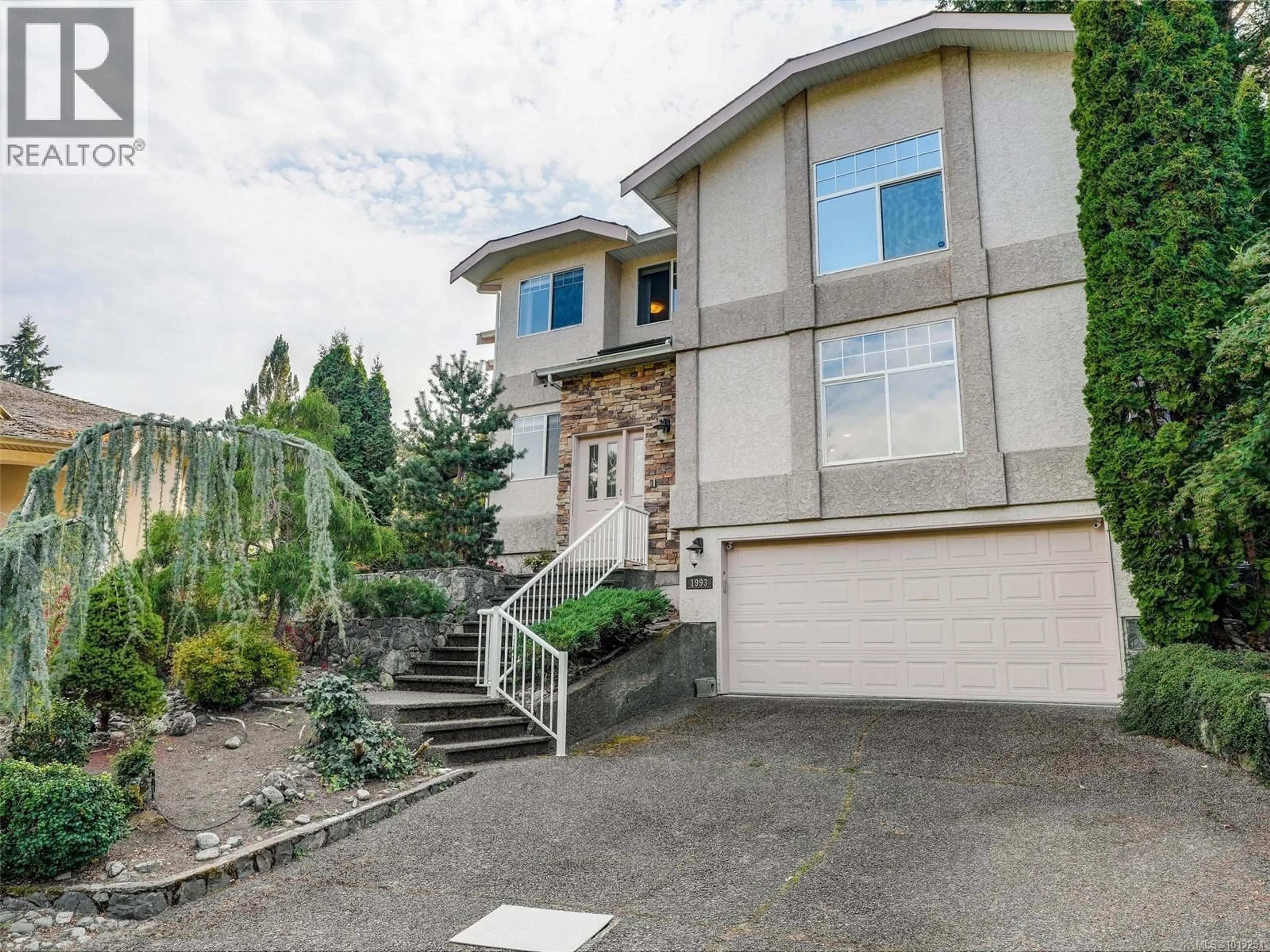 Home with vinyl exterior material, street for 1993 CHALMERS COURT, View Royal British Columbia V9B6J2
