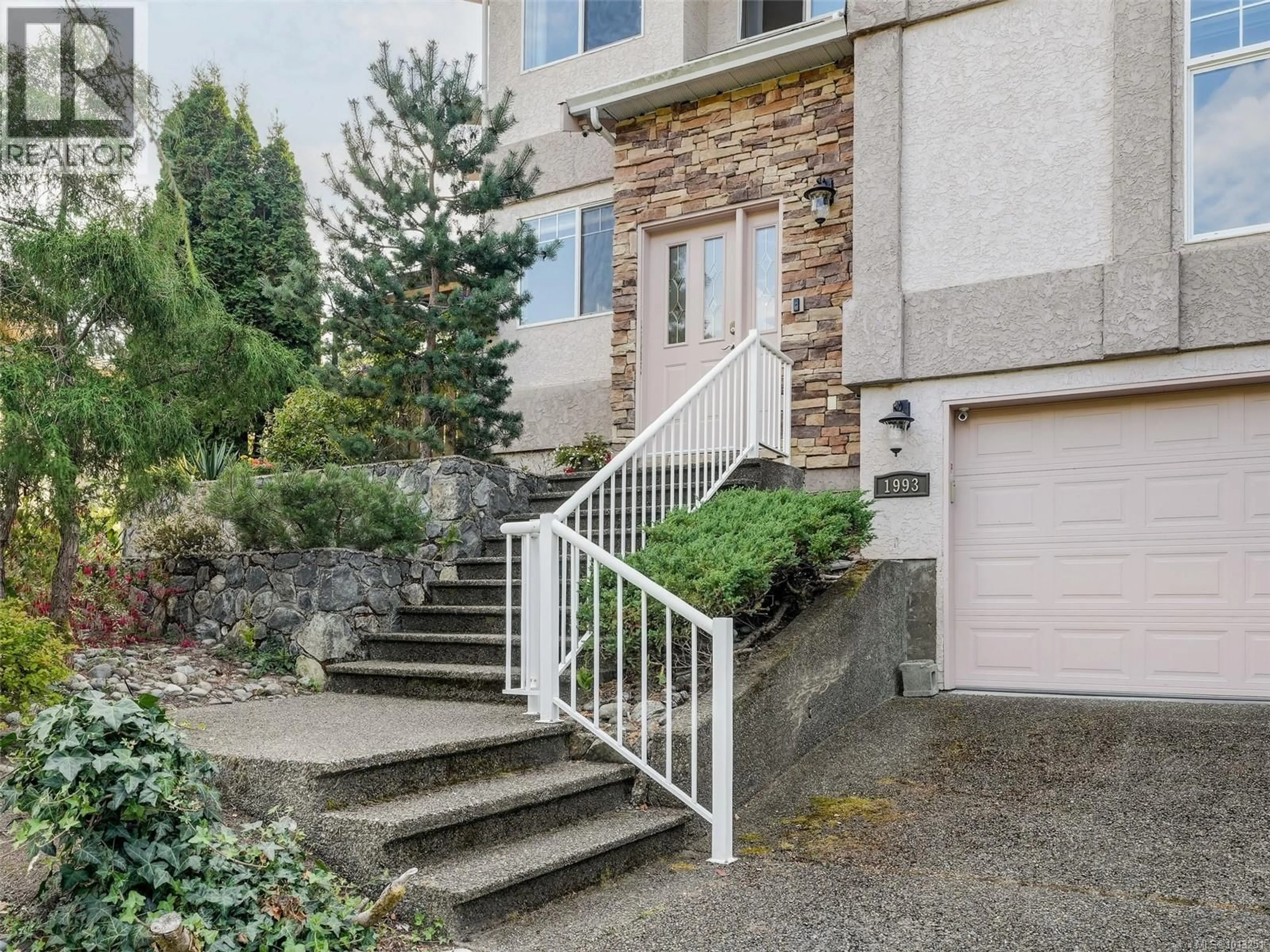 Stairs for 1993 CHALMERS COURT, View Royal British Columbia V9B6J2