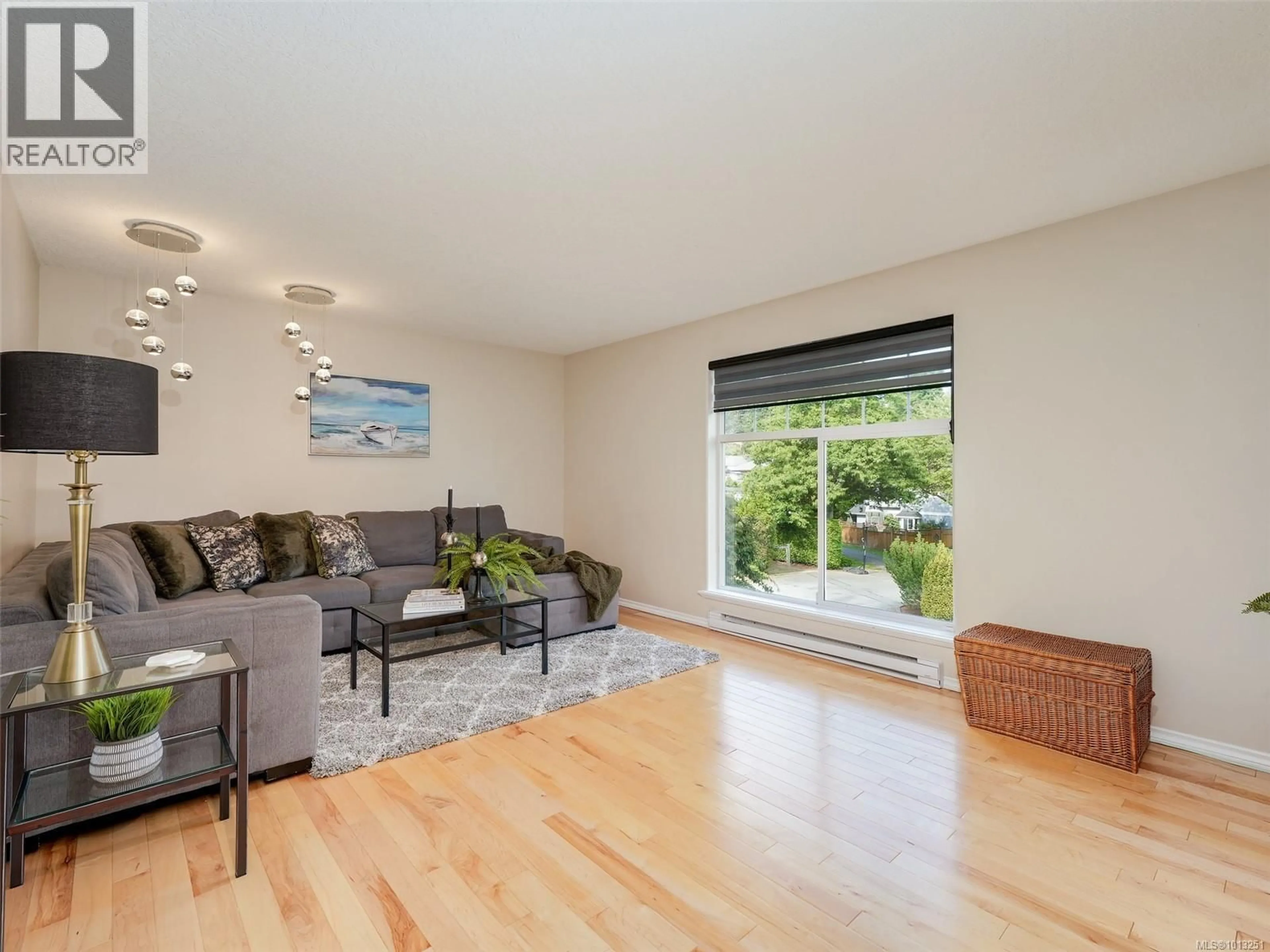 Living room with furniture, wood/laminate floor for 1993 CHALMERS COURT, View Royal British Columbia V9B6J2