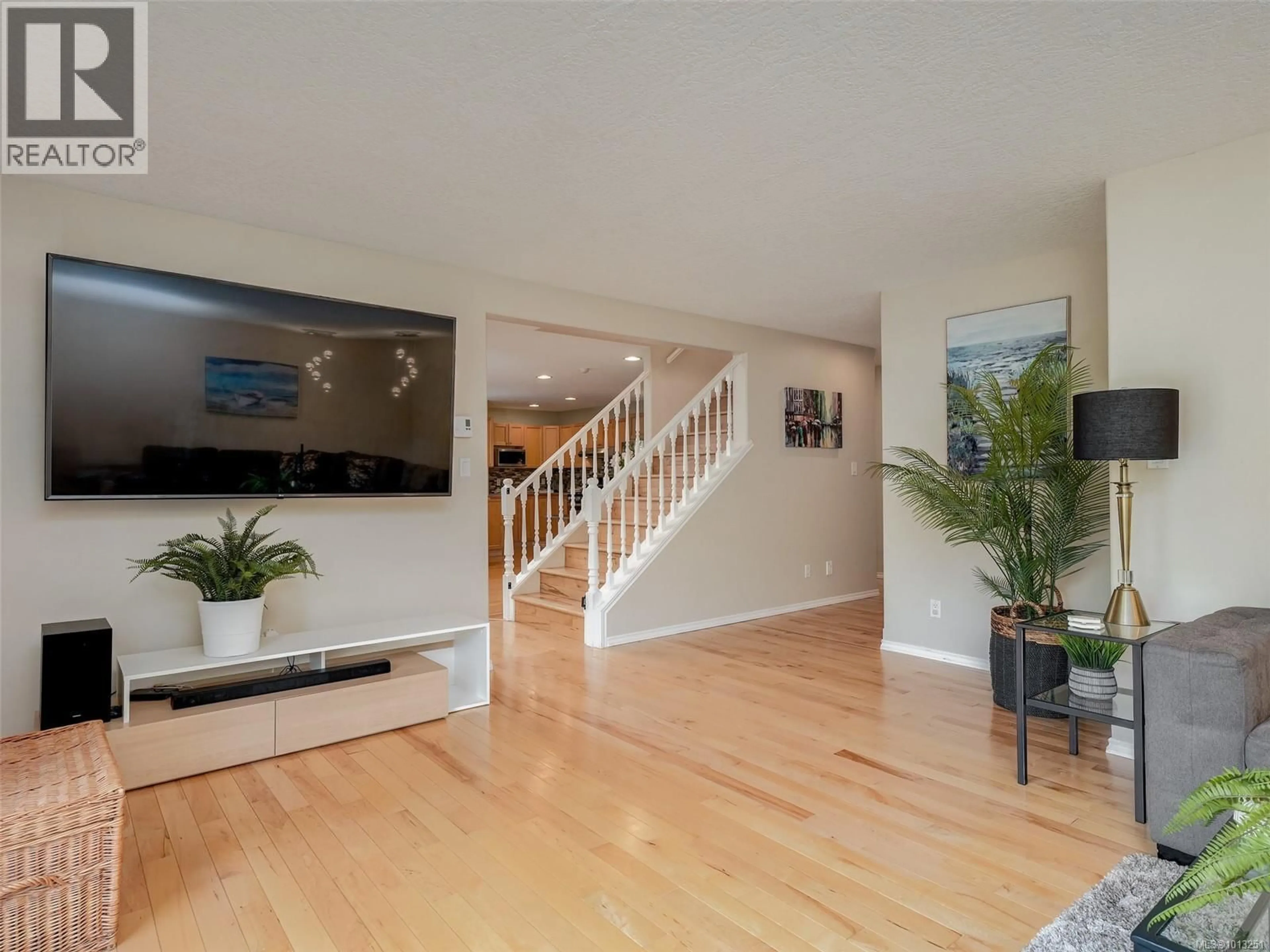Indoor foyer for 1993 CHALMERS COURT, View Royal British Columbia V9B6J2