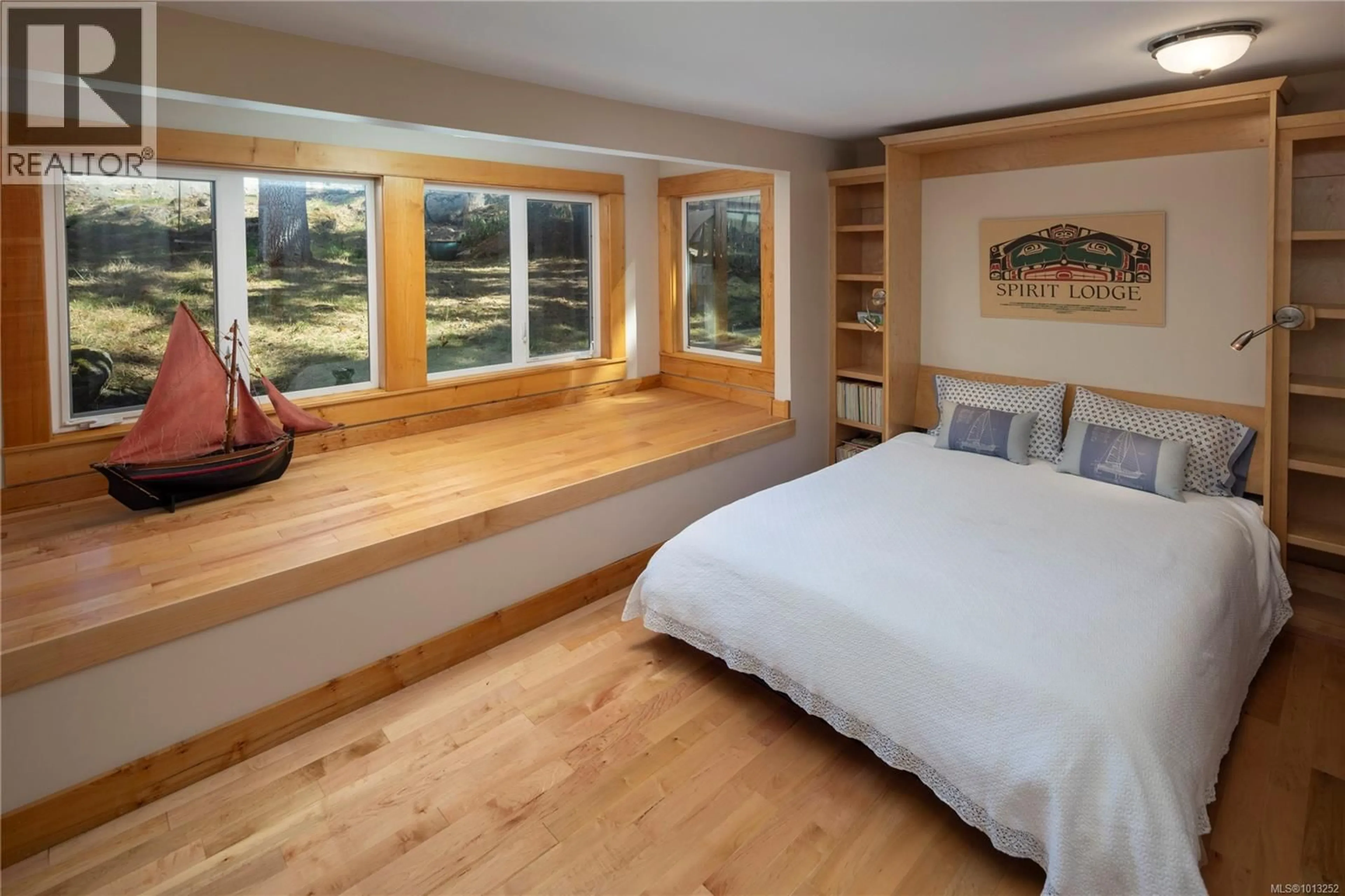 Bedroom with bed, wood/laminate floor for 2710 SEA VIEW ROAD, Saanich British Columbia V8N1K8