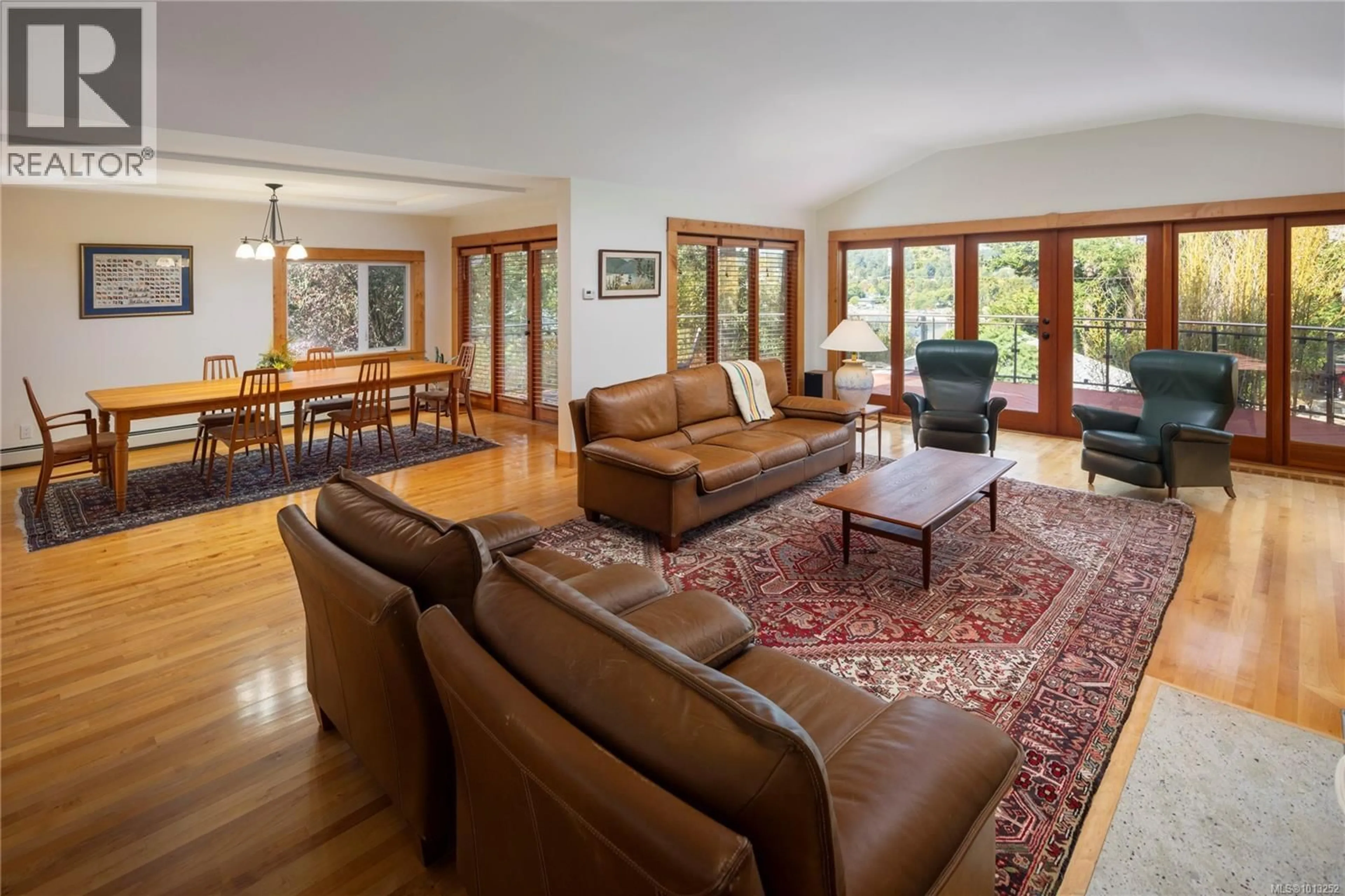 Living room with furniture, unknown for 2710 SEA VIEW ROAD, Saanich British Columbia V8N1K8