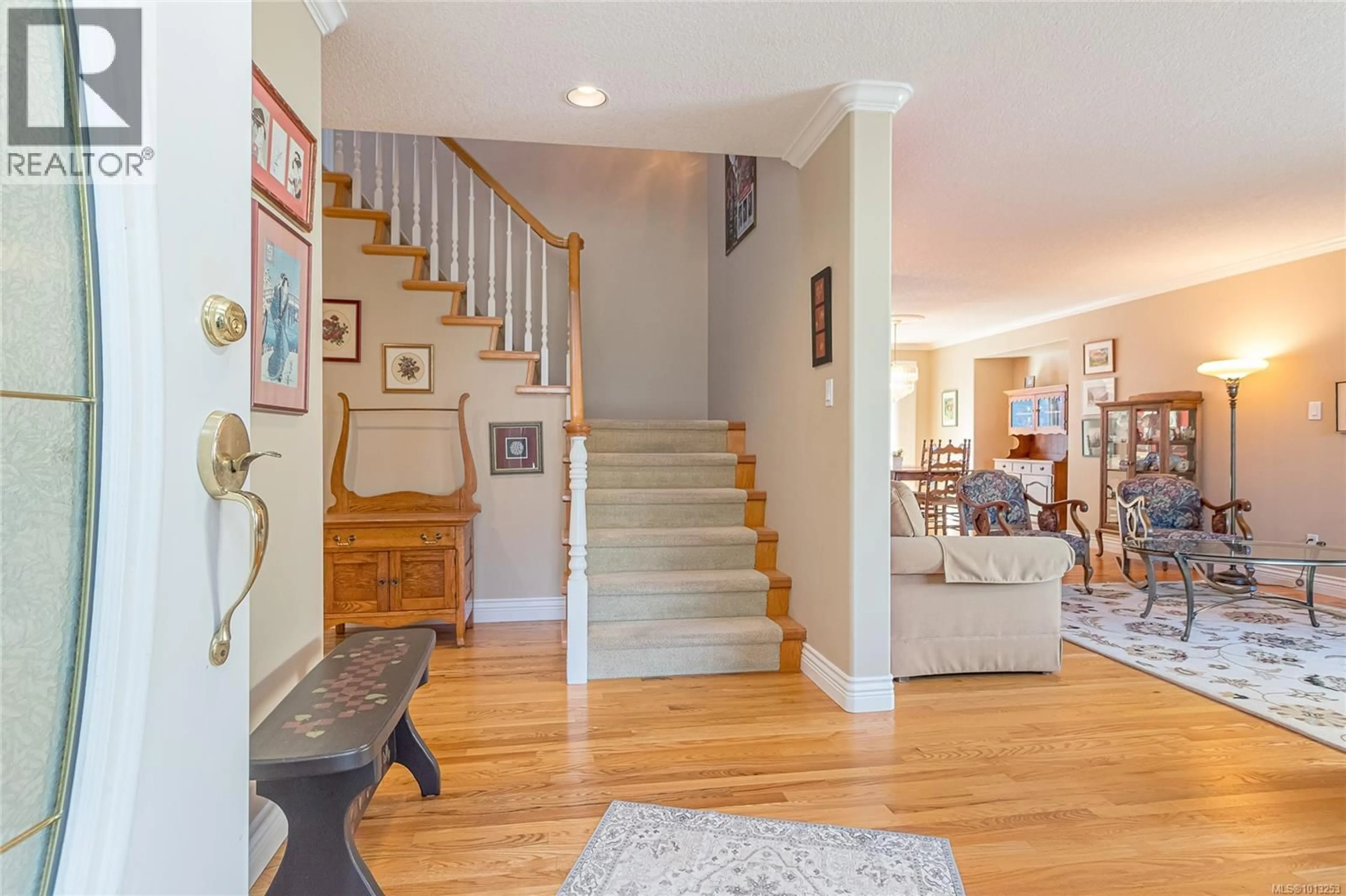 Indoor foyer for 953 DAVIDSON ROAD, Ladysmith British Columbia V9G1P9