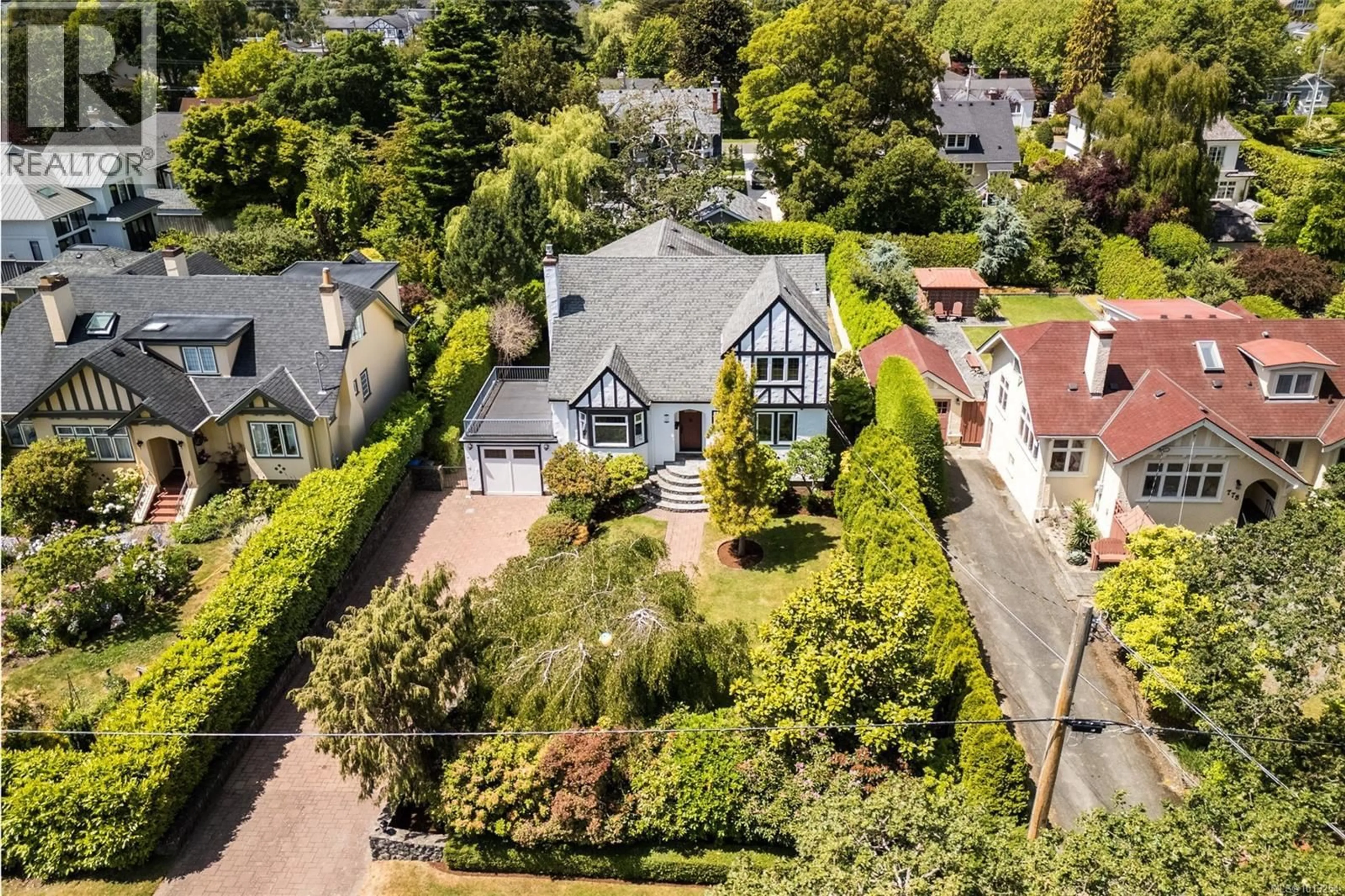 A pic from outside/outdoor area/front of a property/back of a property/a pic from drone, street for 750 ISLAND ROAD, Oak Bay British Columbia V8S2T9
