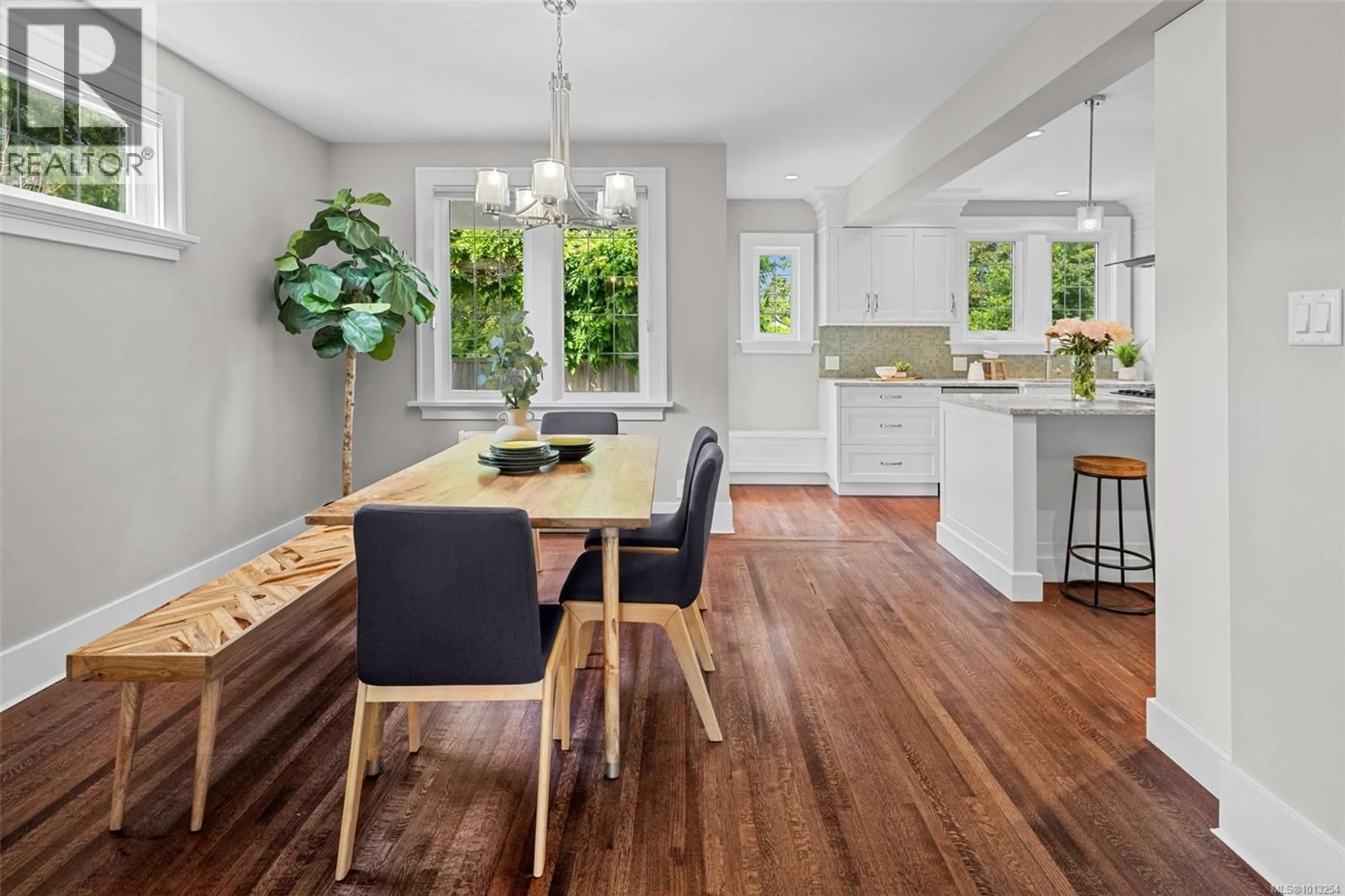 Open concept kitchen, wood/laminate floor for 750 ISLAND ROAD, Oak Bay British Columbia V8S2T9