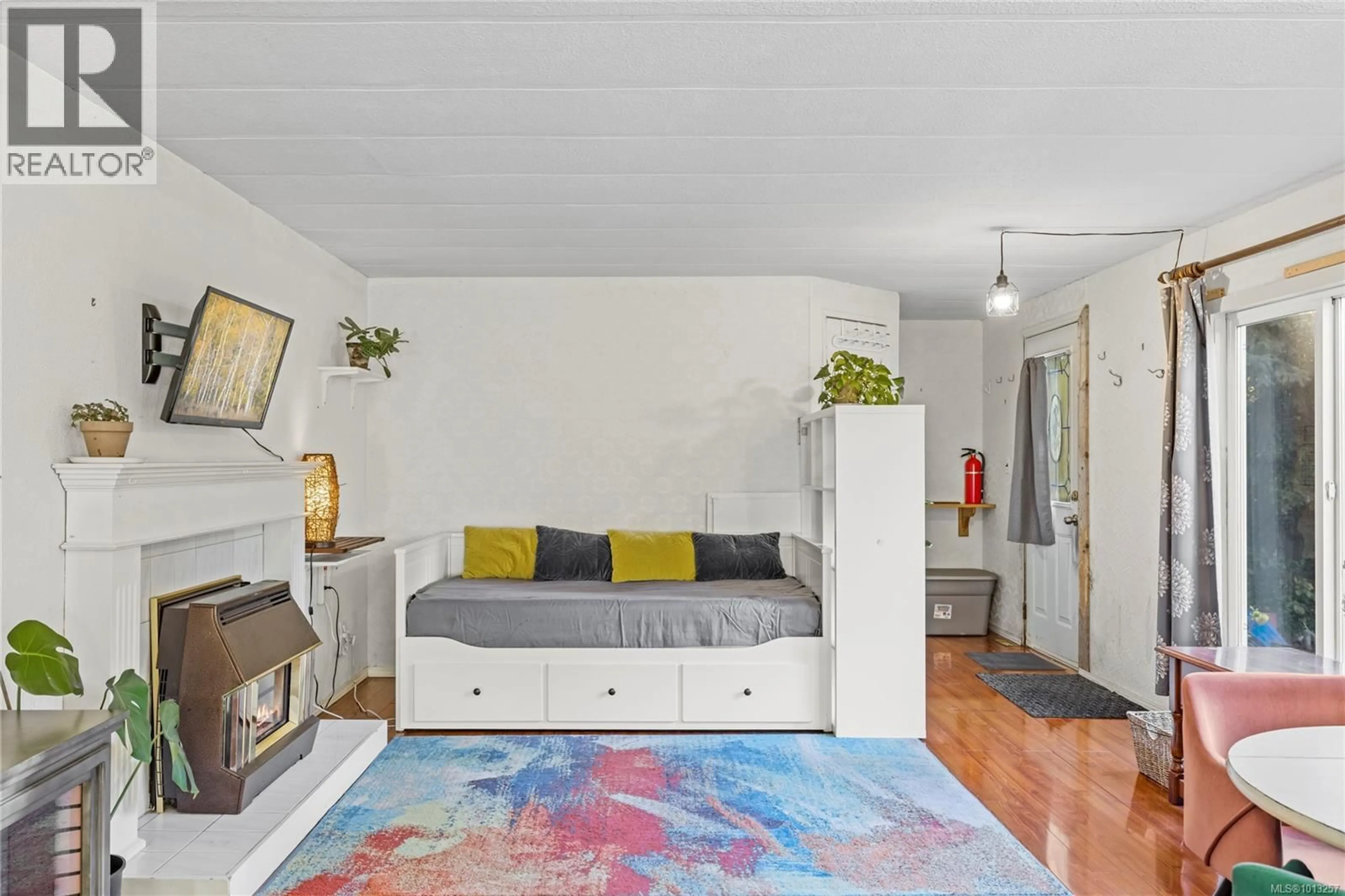 Living room with furniture, unknown for 2495 SCHIRRA DRIVE, Nanoose Bay British Columbia V0R2R0