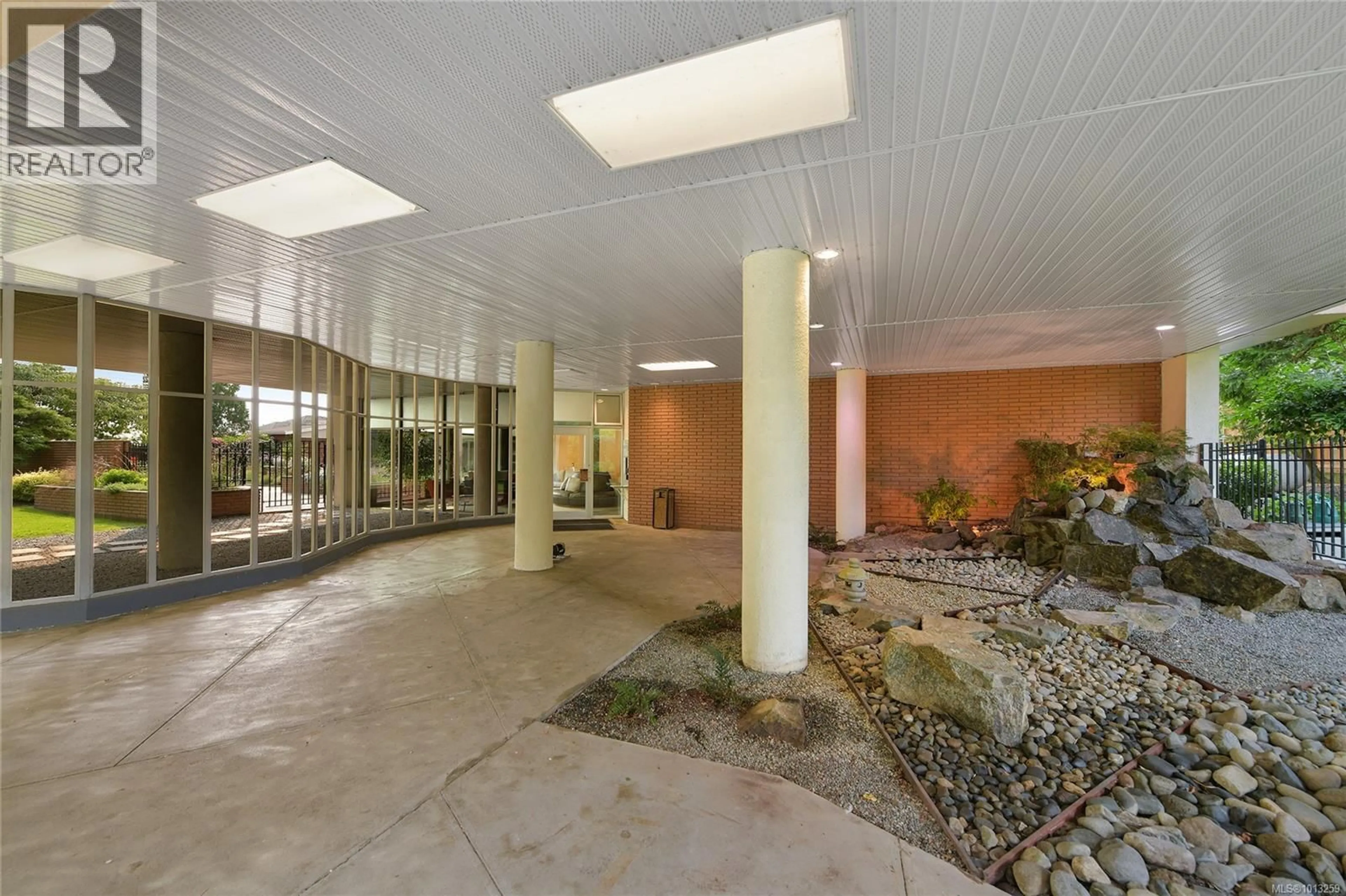 Lobby for 808 - 250 DOUGLAS STREET, Victoria British Columbia V8V2P4