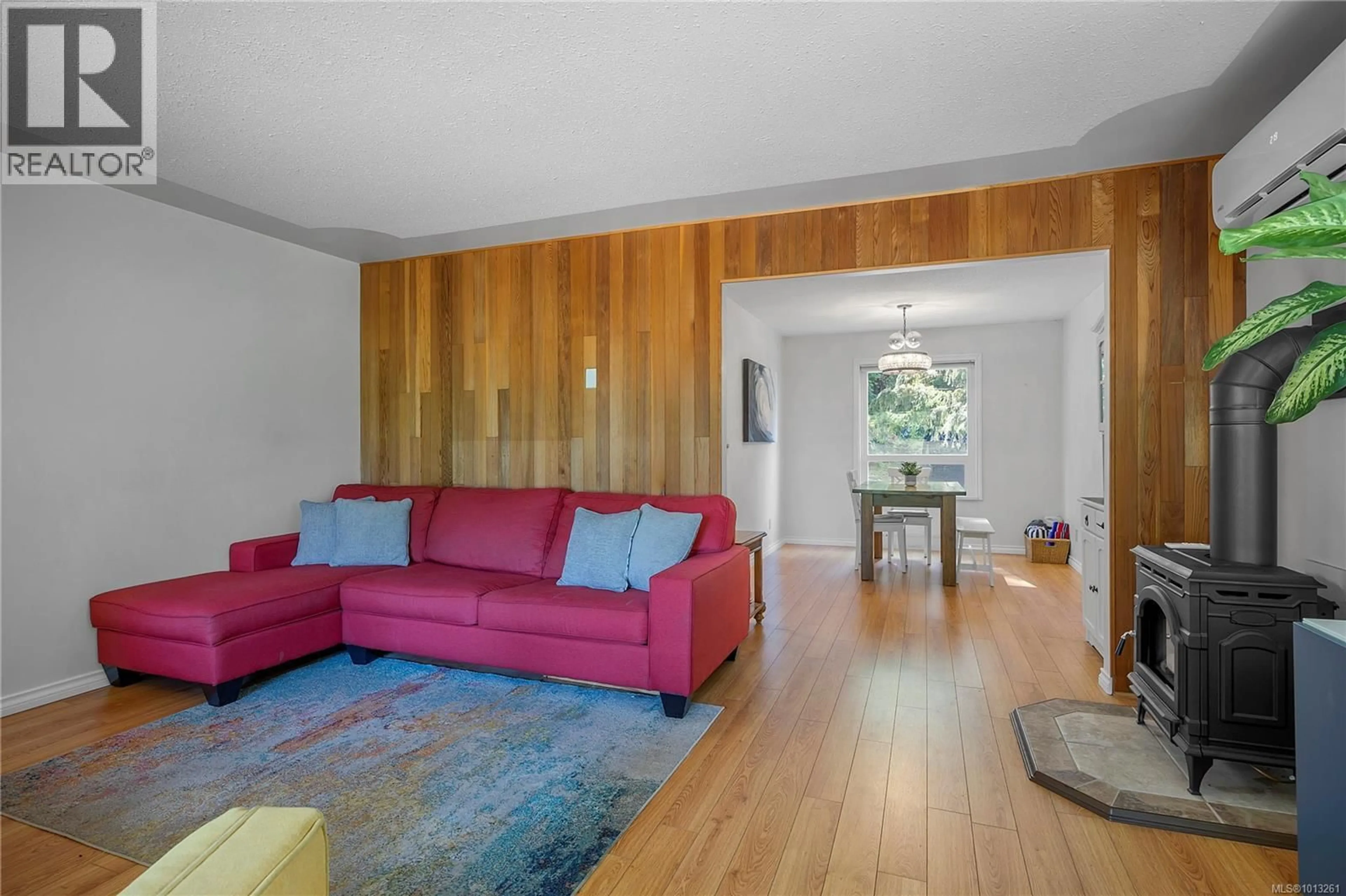 Living room with furniture, wood/laminate floor for 1312 MCKENZIE DRIVE, Duncan British Columbia V9L5R9