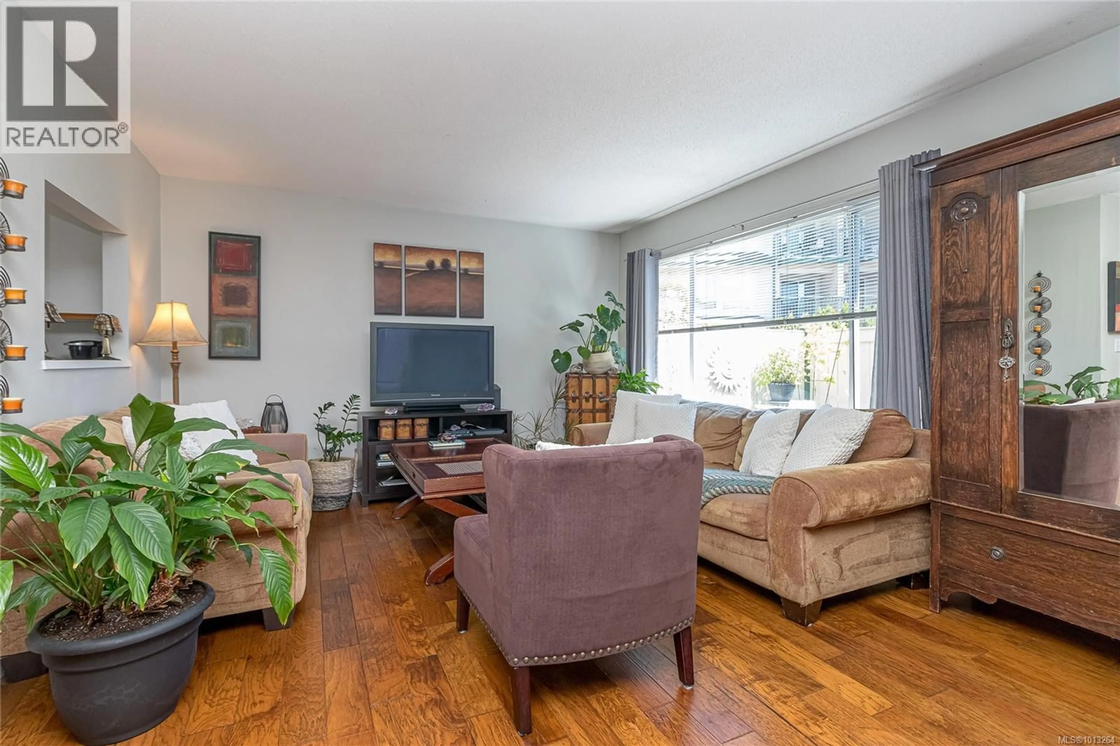 Living room with furniture, wood/laminate floor for 5 - 1910 BOWEN ROAD, Nanaimo British Columbia V9S5S6
