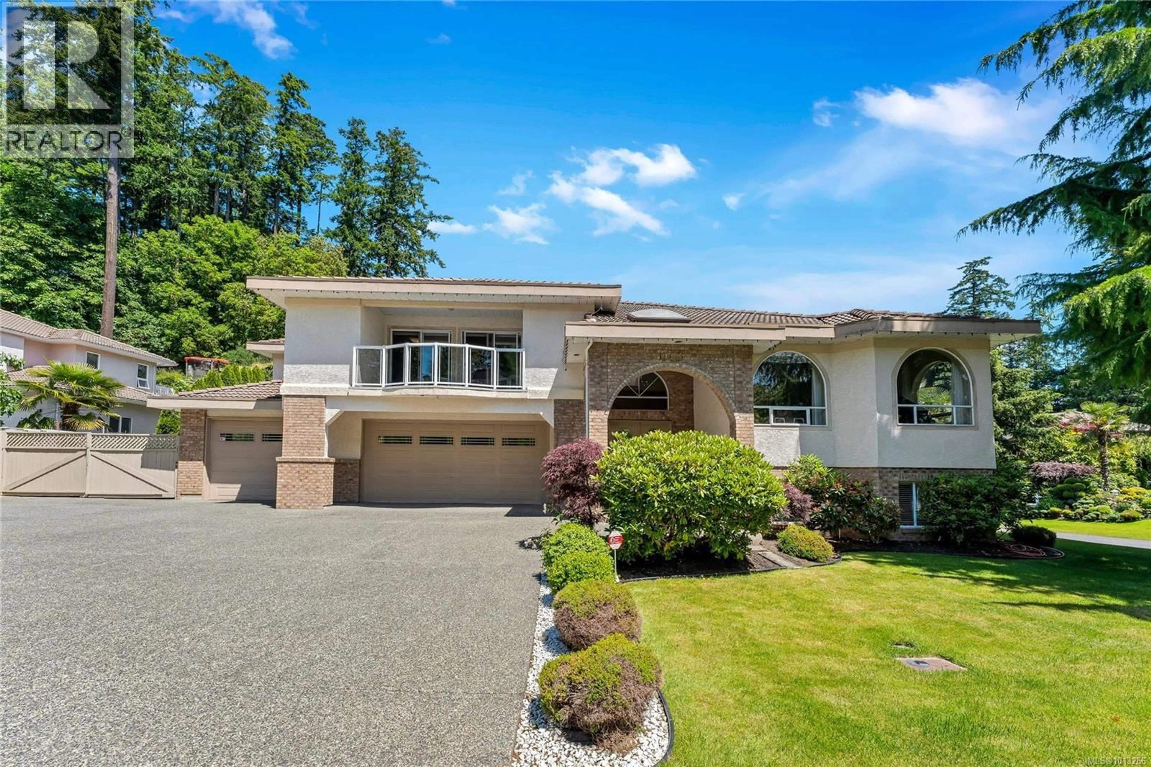 Home with vinyl exterior material, street for 948 BOULDERWOOD RISE, Saanich British Columbia V8Y3G5
