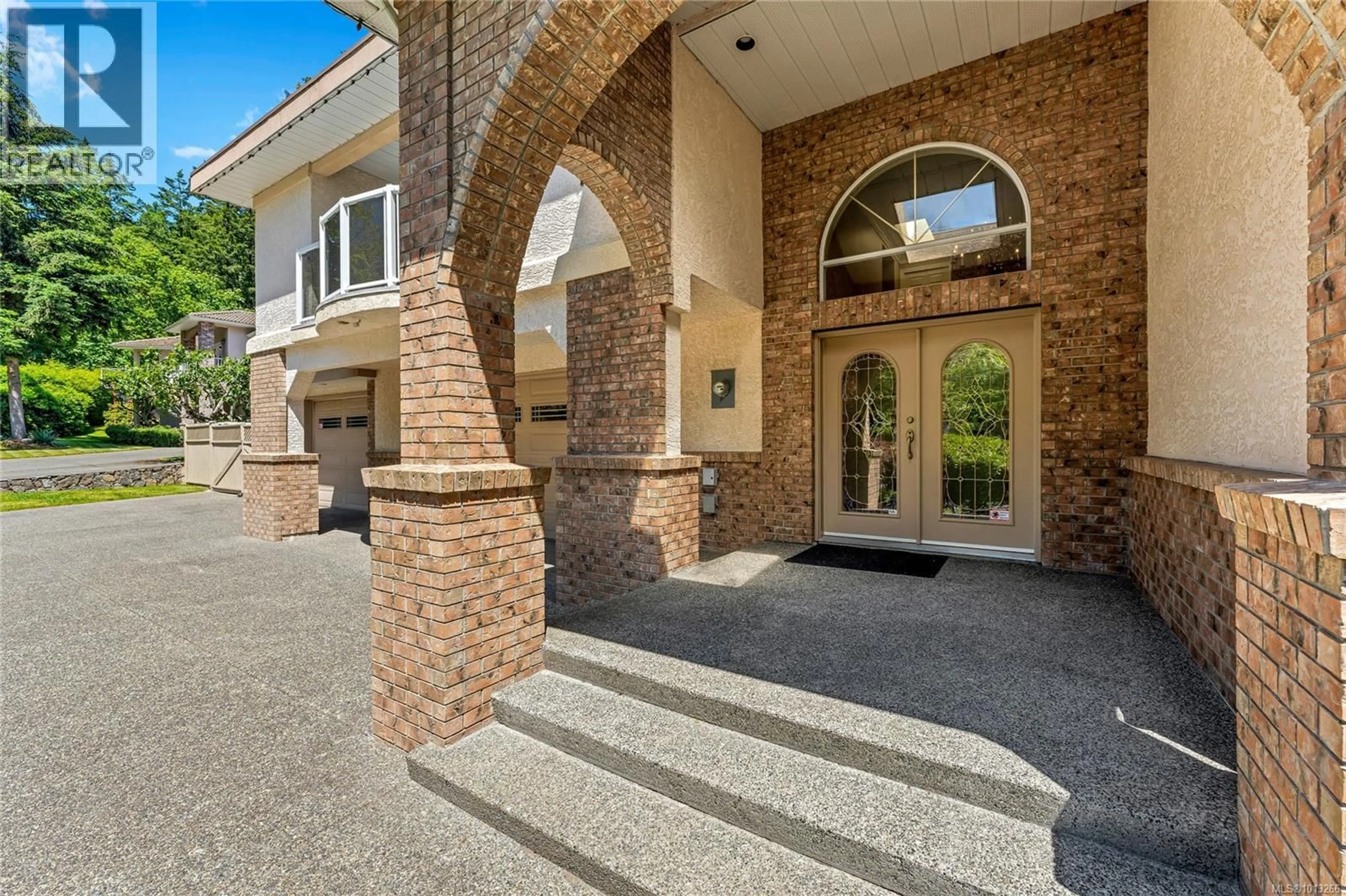 Indoor foyer for 948 BOULDERWOOD RISE, Saanich British Columbia V8Y3G5