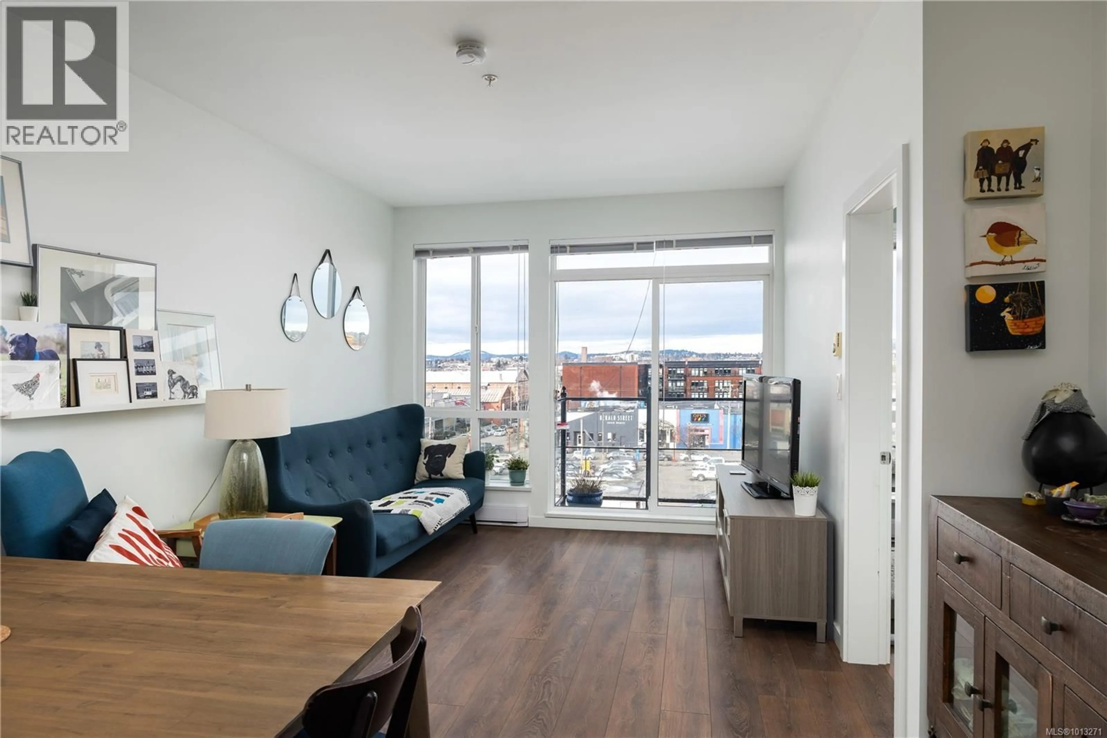 Living room with furniture, wood/laminate floor for 508 - 517 FISGARD STREET, Victoria British Columbia V8W0C5