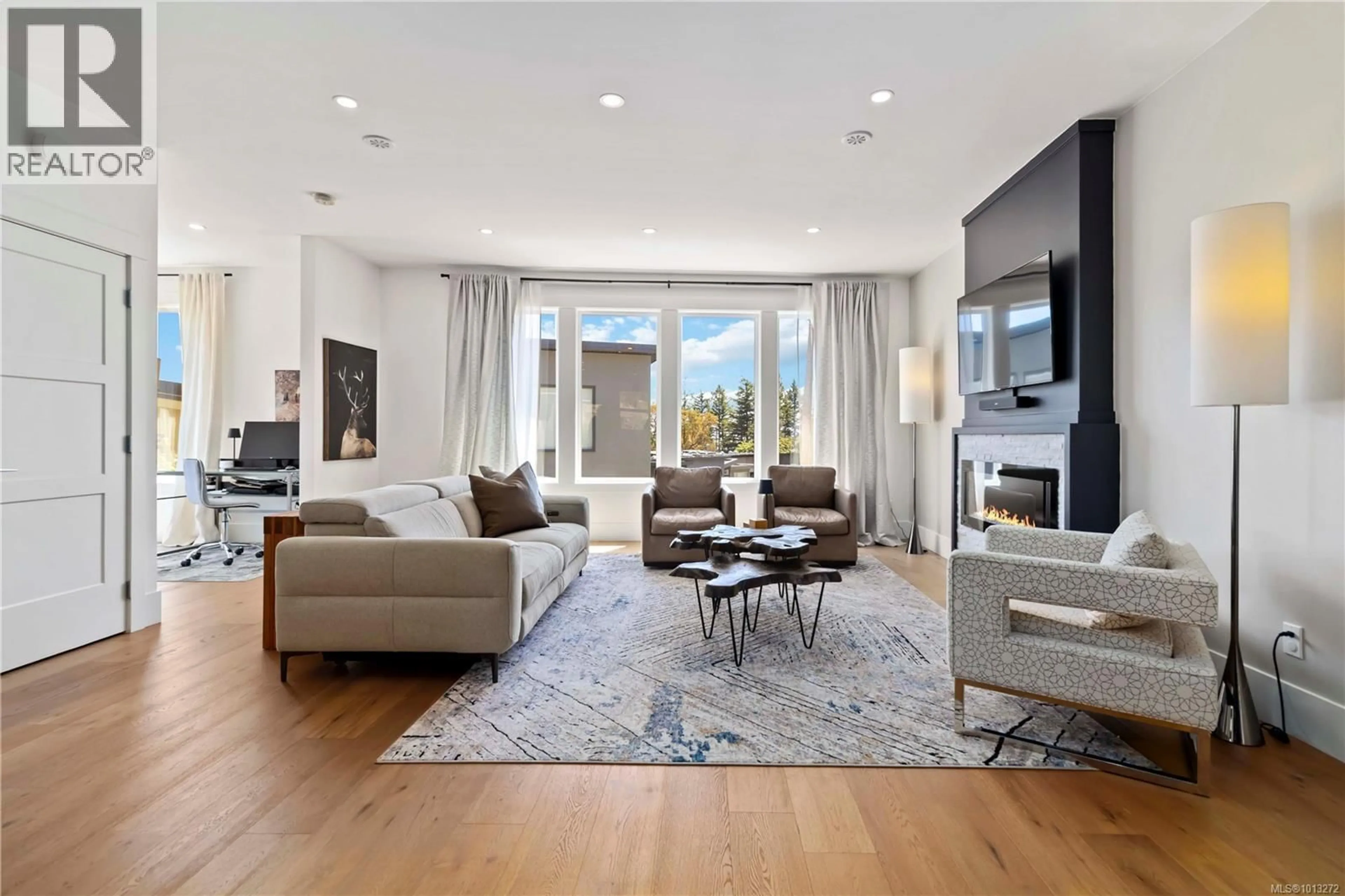 Living room with furniture, unknown for 109 - 539 DELORA DRIVE, Colwood British Columbia V9C0M2