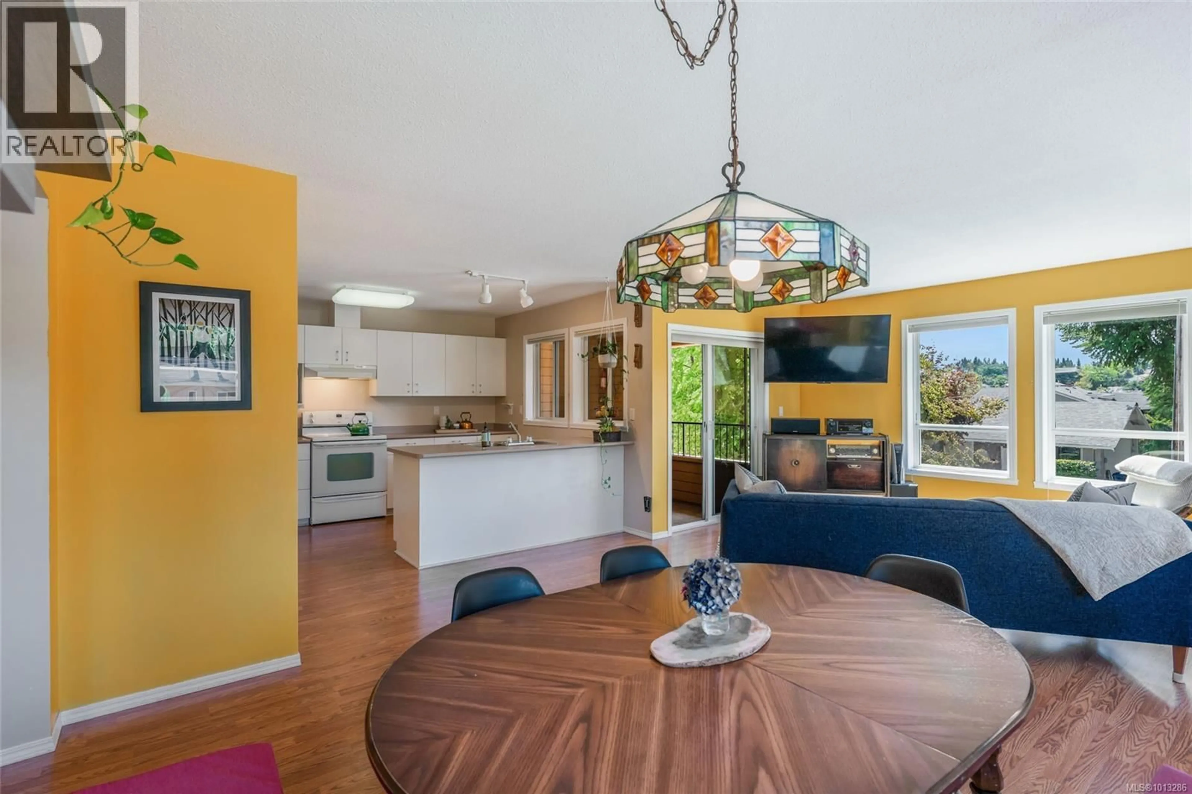 Open concept kitchen, wood/laminate floor for 10 - 161 FERN ROAD, Qualicum Beach British Columbia V9K2K1