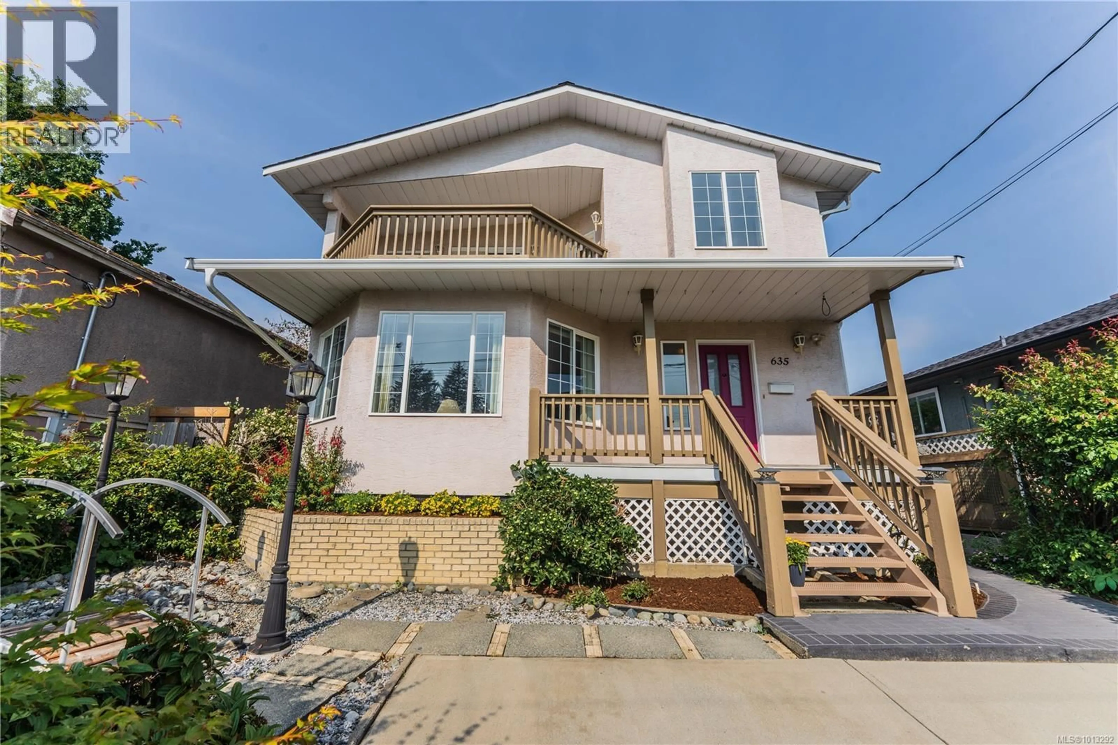 Home with vinyl exterior material, street for 635 PARK AVENUE, Nanaimo British Columbia V9R4H5