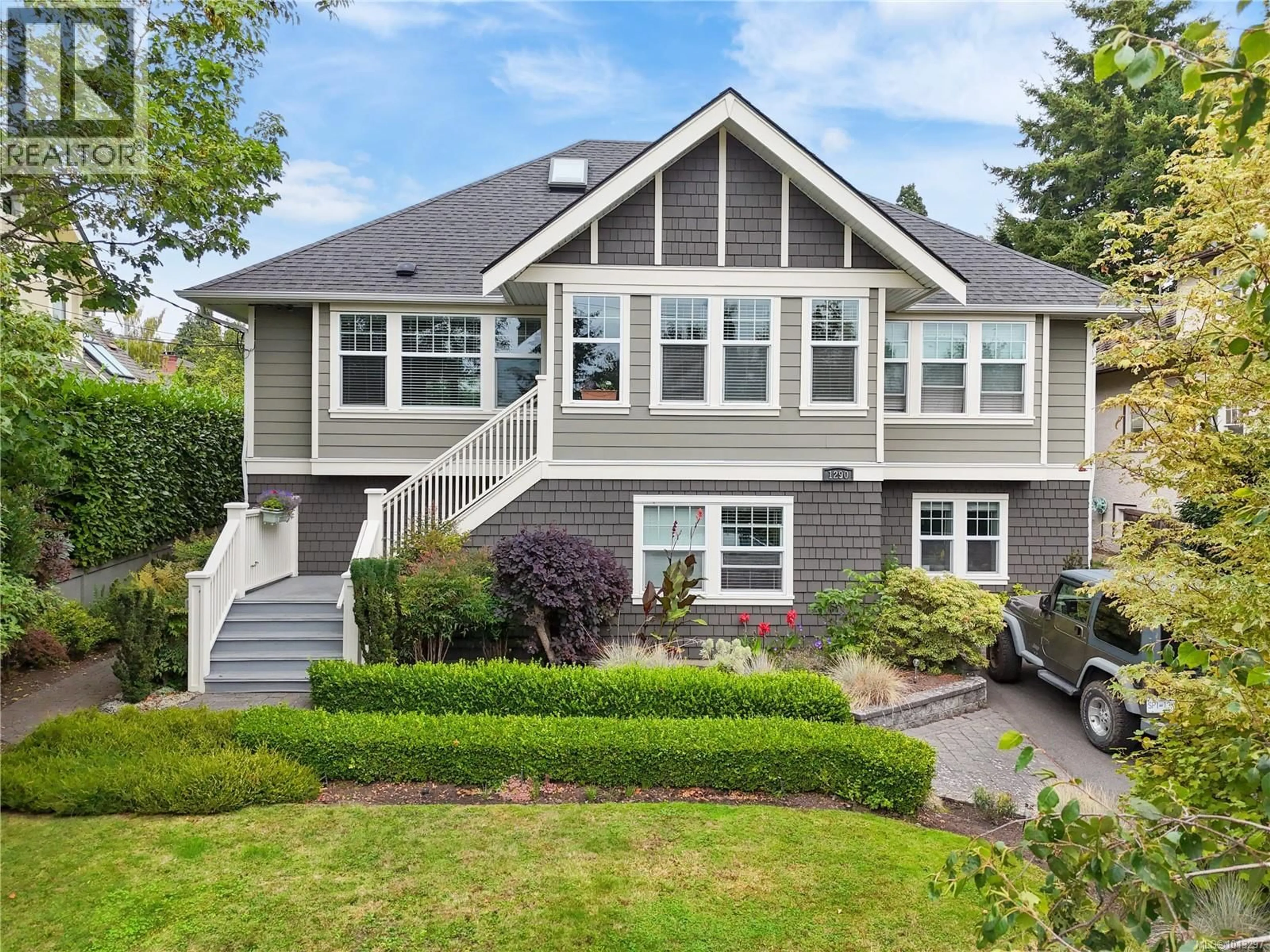 Home with vinyl exterior material, street for 1 - 1290 RICHARDSON STREET, Victoria British Columbia V8V3E1