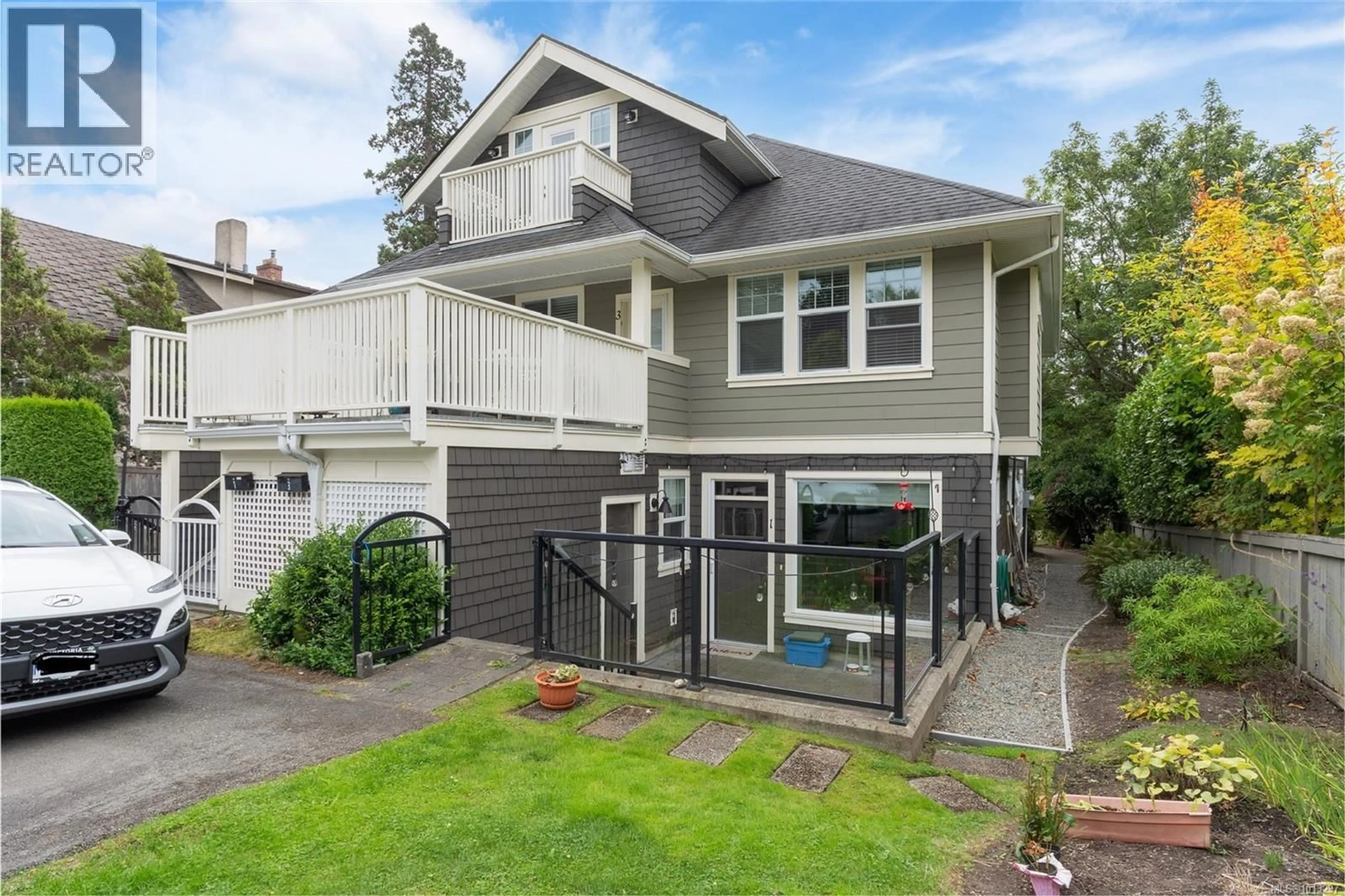 Home with vinyl exterior material, street for 1 - 1290 RICHARDSON STREET, Victoria British Columbia V8V3E1