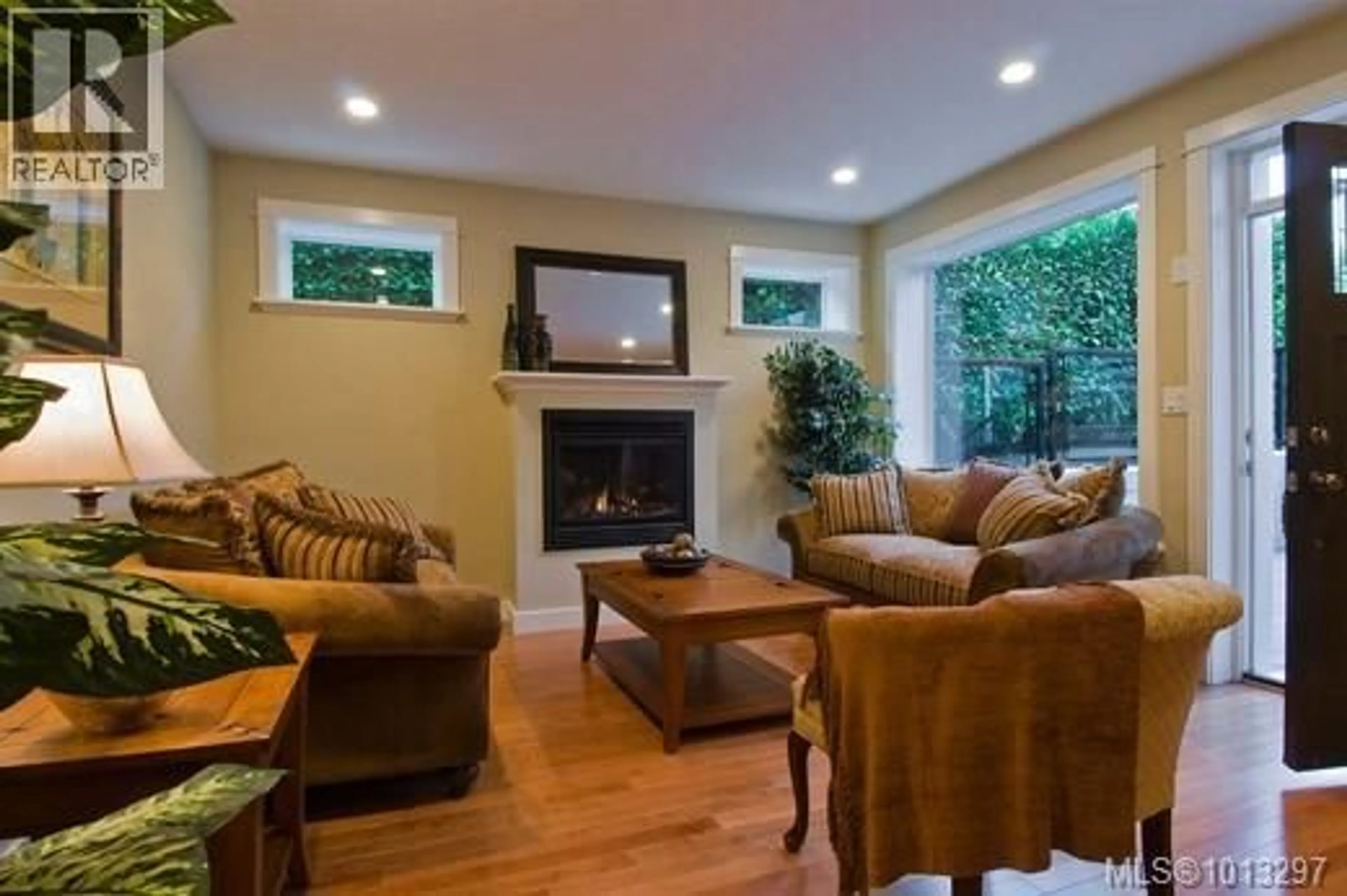 Living room with furniture, wood/laminate floor for 1 - 1290 RICHARDSON STREET, Victoria British Columbia V8V3E1