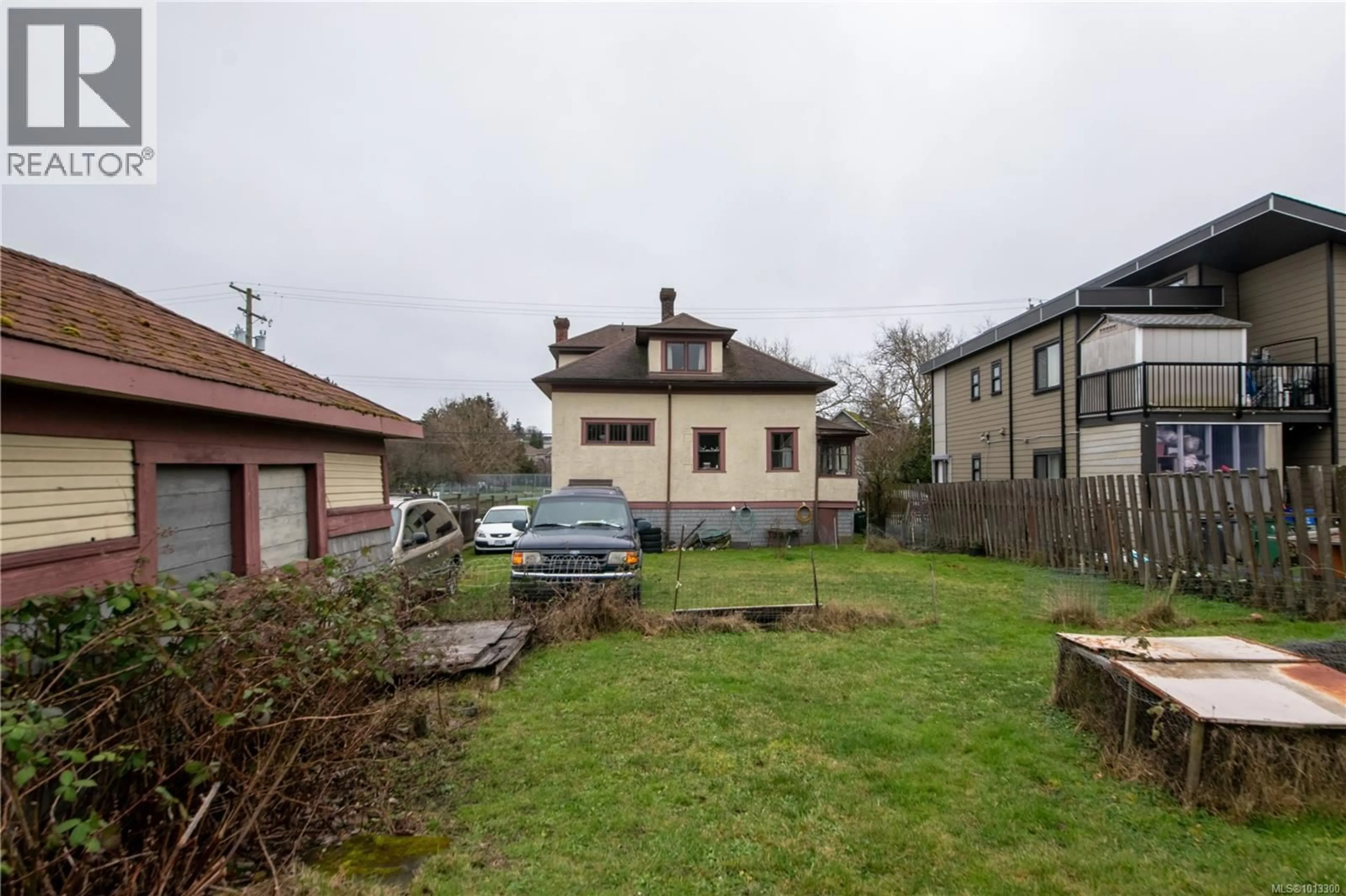 A pic from outside/outdoor area/front of a property/back of a property/a pic from drone, street for 920 CLOVERDALE AVENUE, Saanich British Columbia V8X2T3