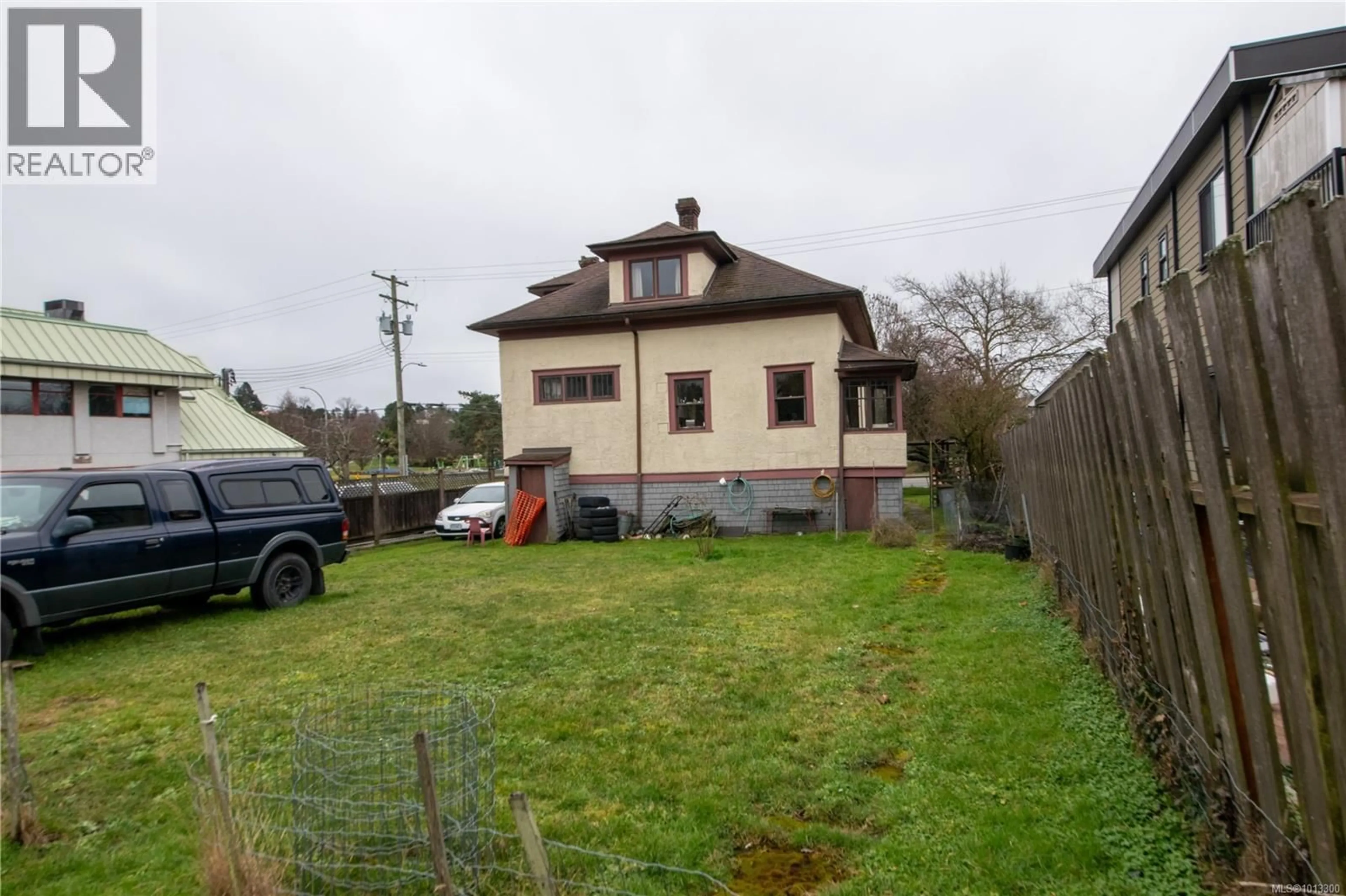 A pic from outside/outdoor area/front of a property/back of a property/a pic from drone, building for 920 CLOVERDALE AVENUE, Saanich British Columbia V8X2T3