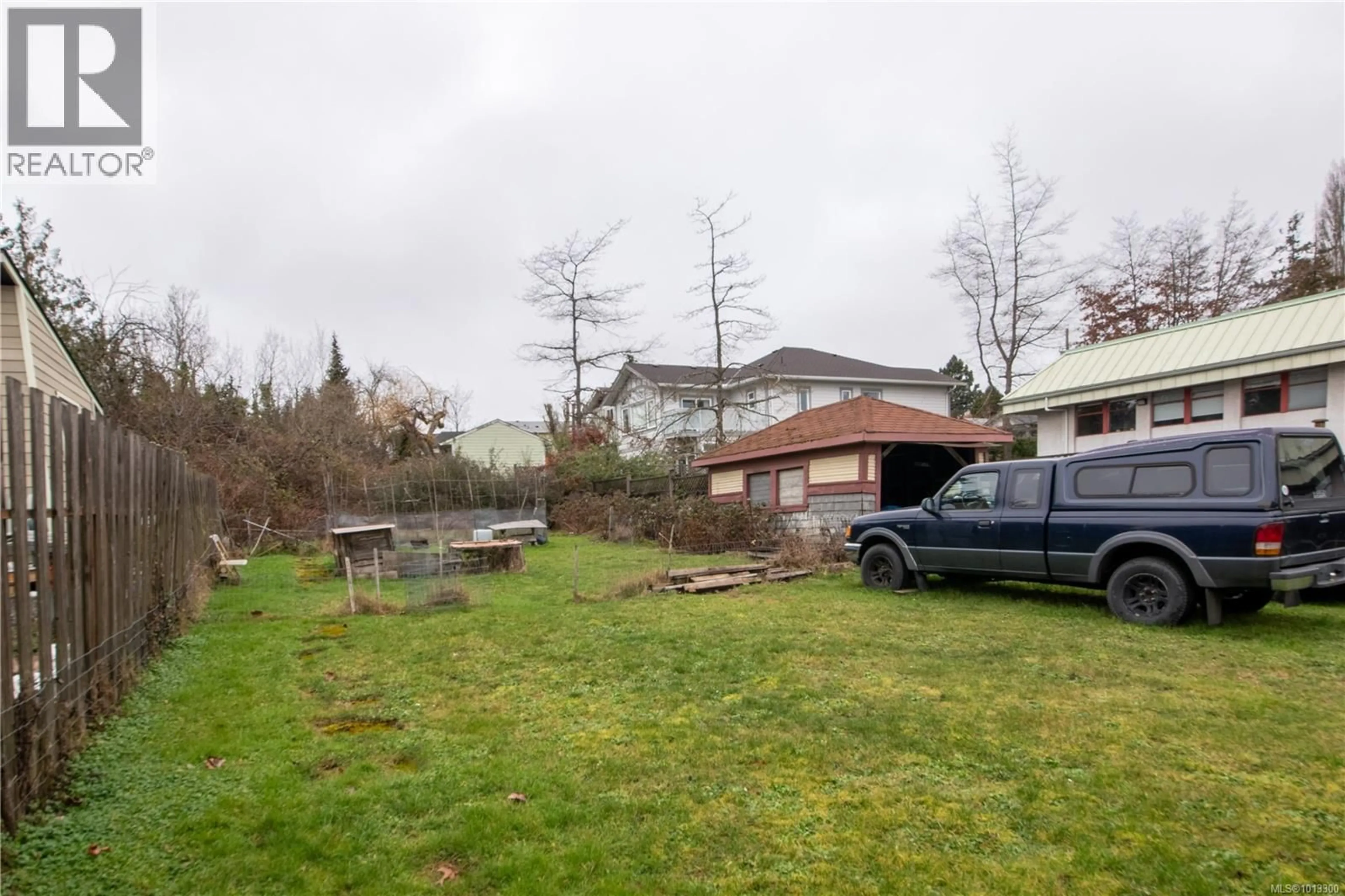 A pic from outside/outdoor area/front of a property/back of a property/a pic from drone, unknown for 920 CLOVERDALE AVENUE, Saanich British Columbia V8X2T3