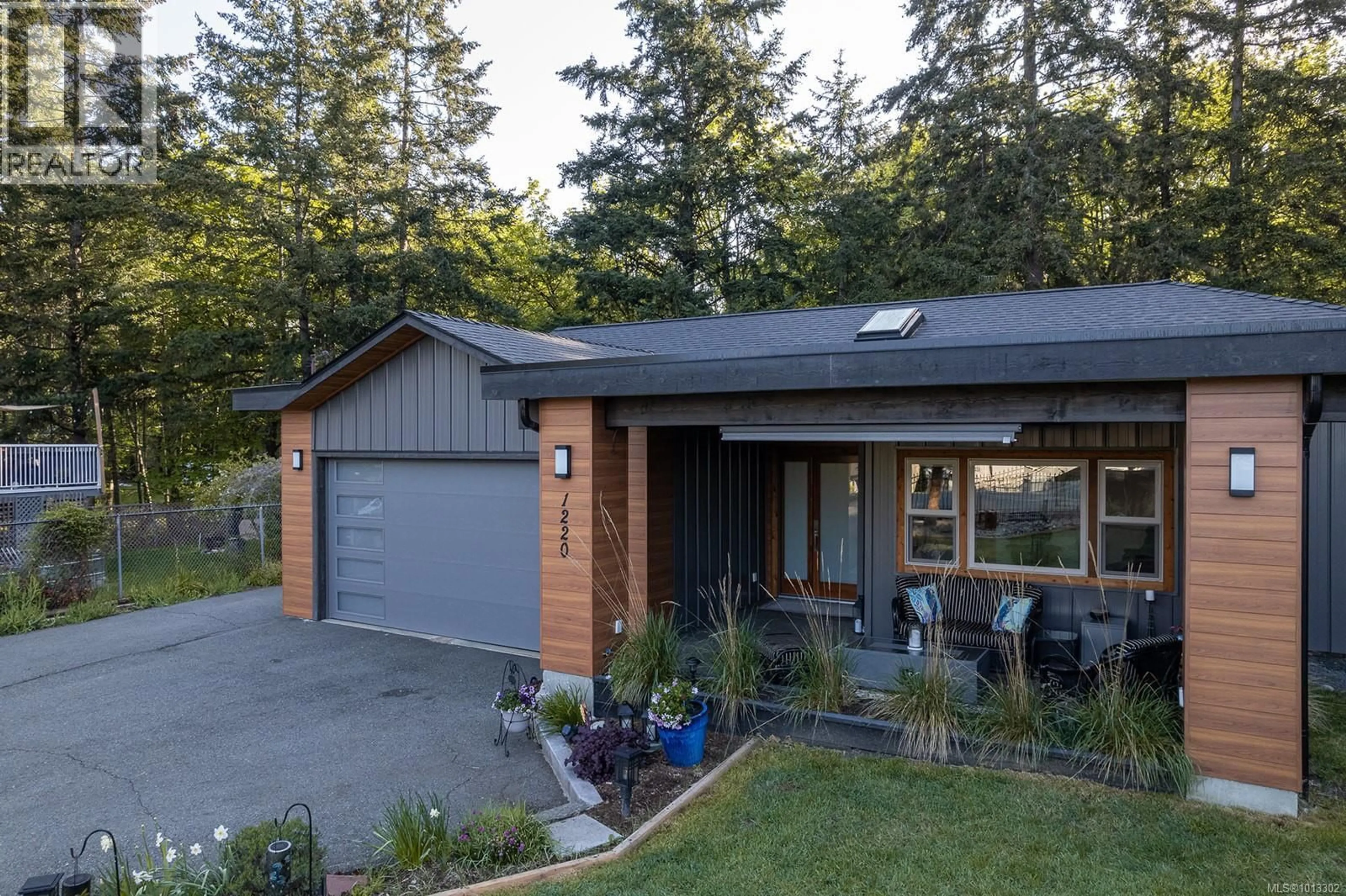 Home with vinyl exterior material, street for 1220 MARGARET PLACE, Duncan British Columbia V9L5R6