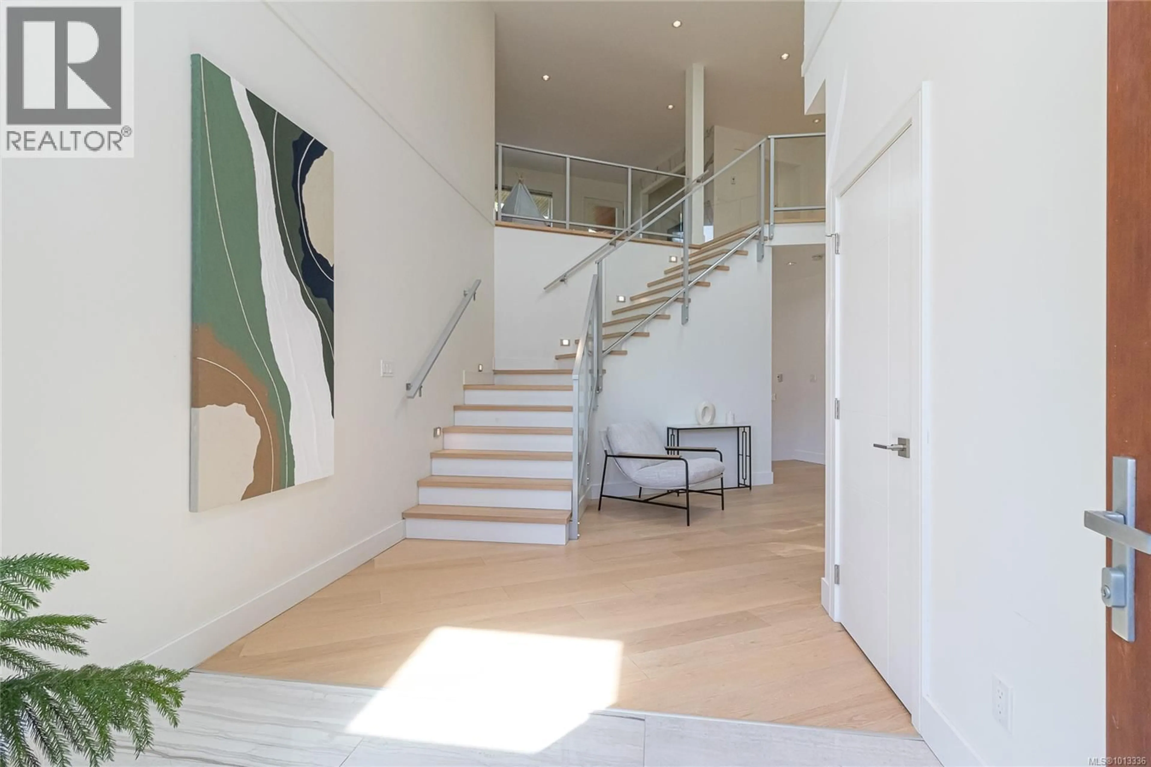 Indoor foyer for 1165 ROYAL OAK DRIVE, Saanich British Columbia V8X3T7