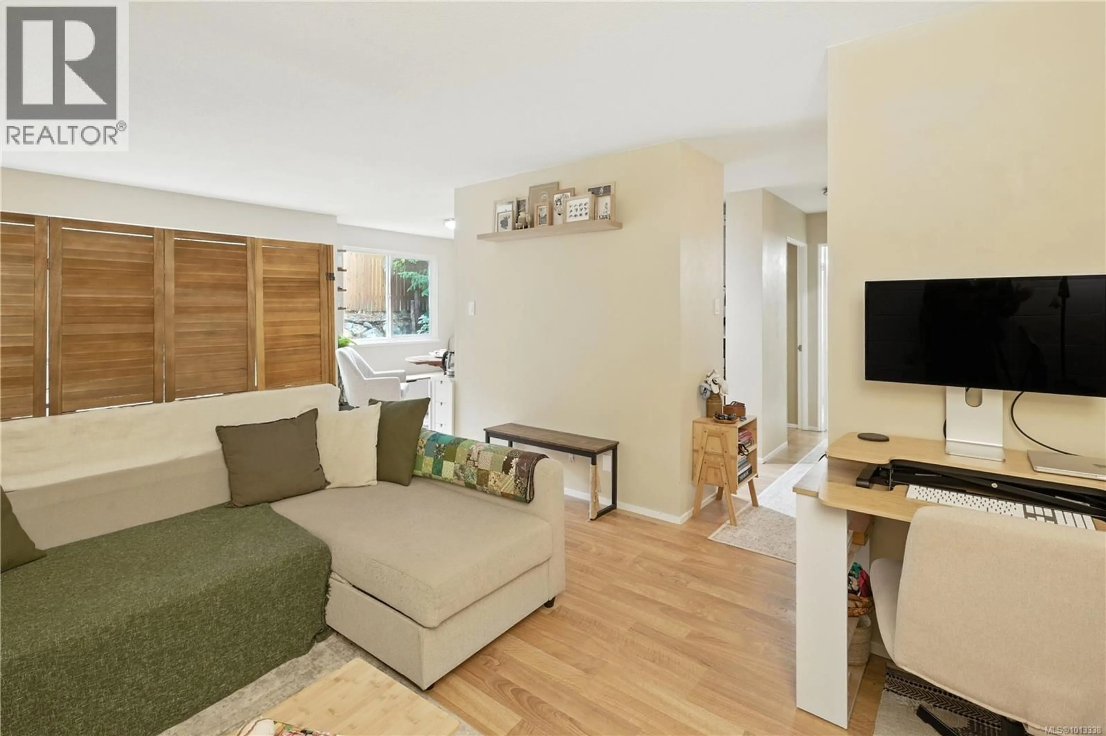 Living room with furniture, wood/laminate floor for 4206 - 997 BOWEN ROAD, Nanaimo British Columbia V9R2A4