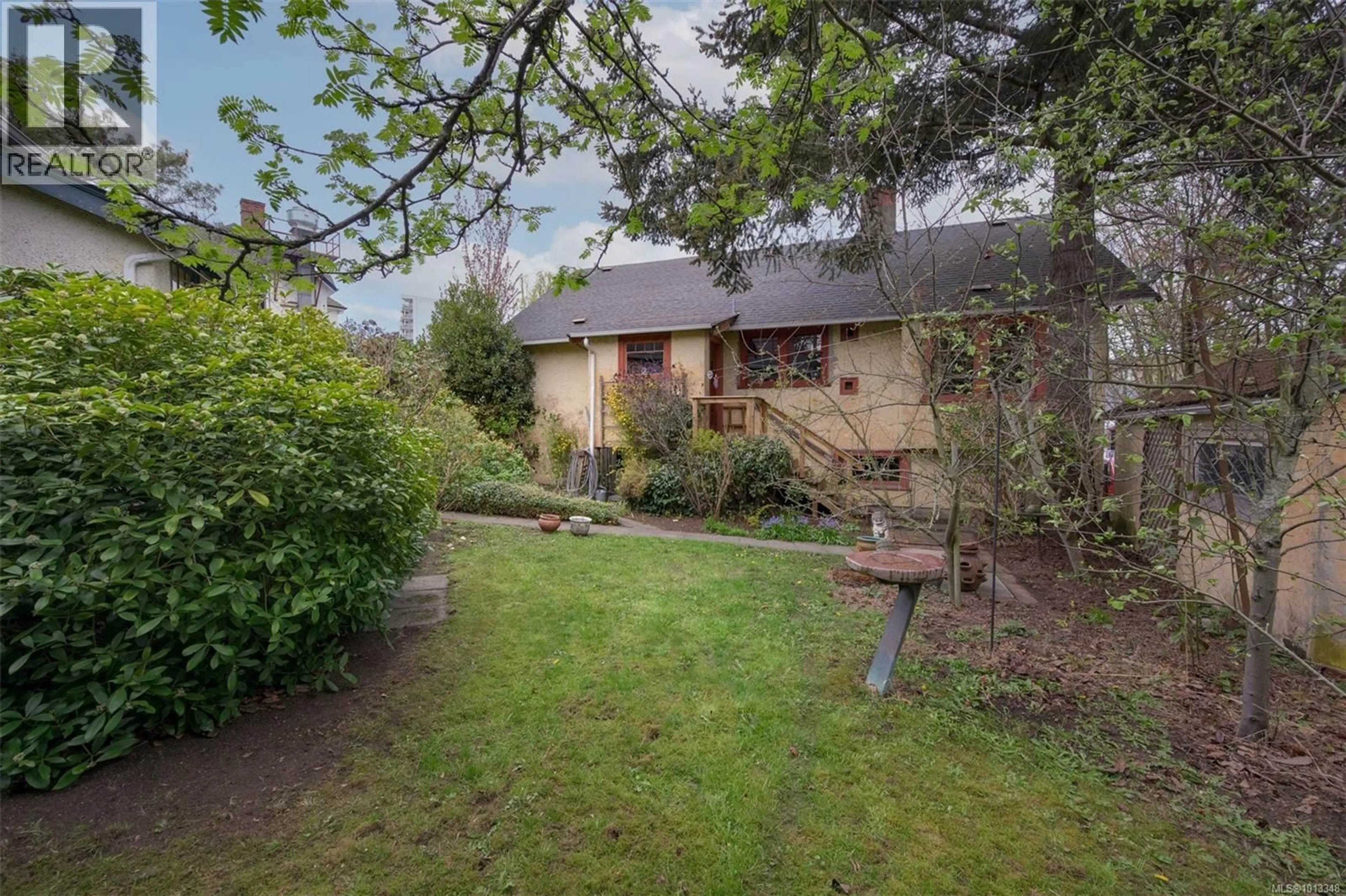 A pic from outside/outdoor area/front of a property/back of a property/a pic from drone, unknown for 517 TORONTO STREET, Victoria British Columbia V8V1P1