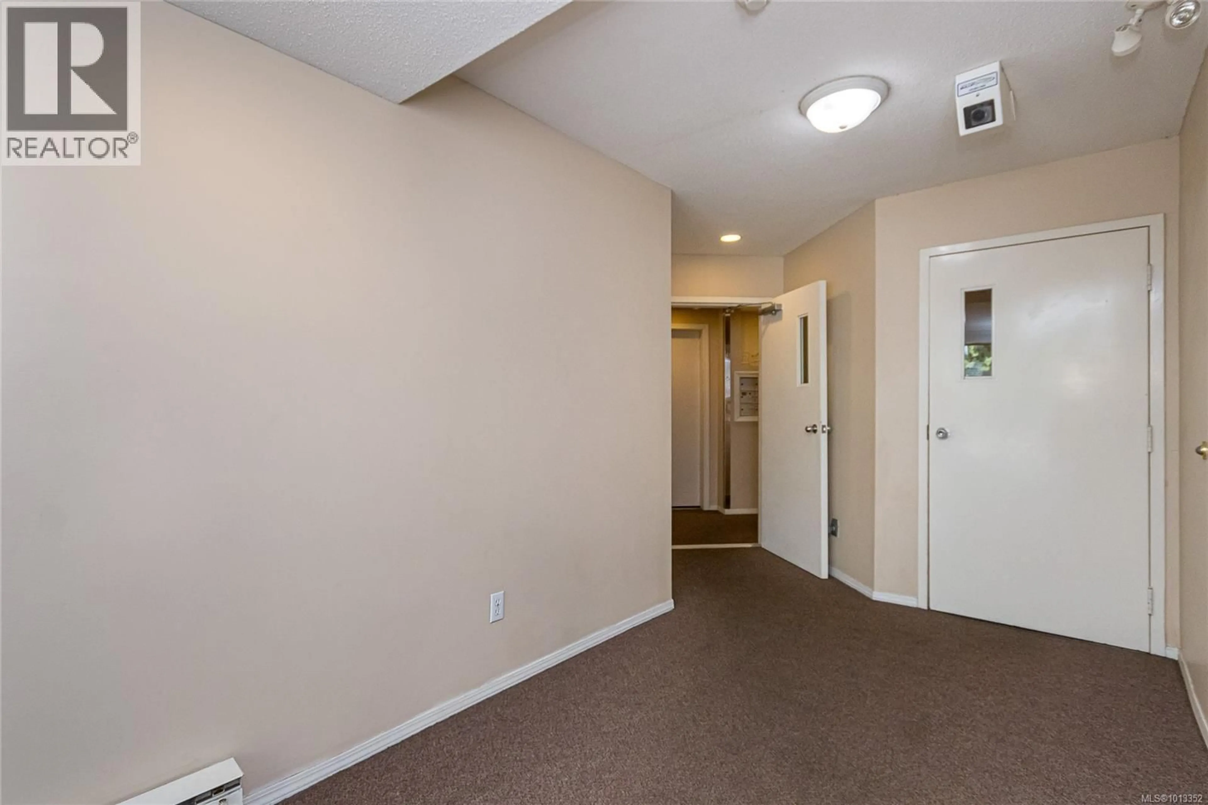 Indoor foyer for 410 - 2560 WARK STREET, Victoria British Columbia V8T4G8