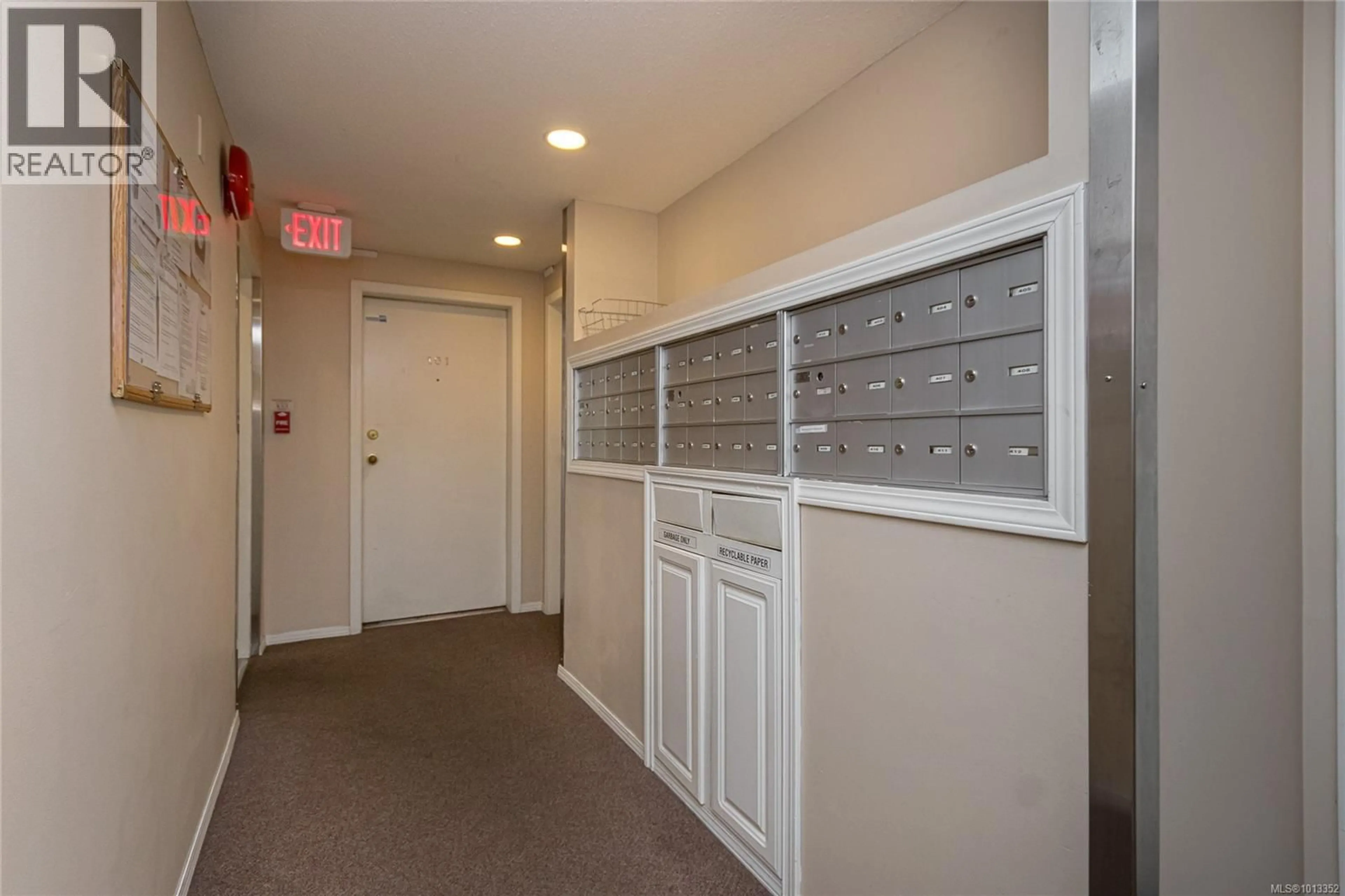 Indoor foyer for 410 - 2560 WARK STREET, Victoria British Columbia V8T4G8