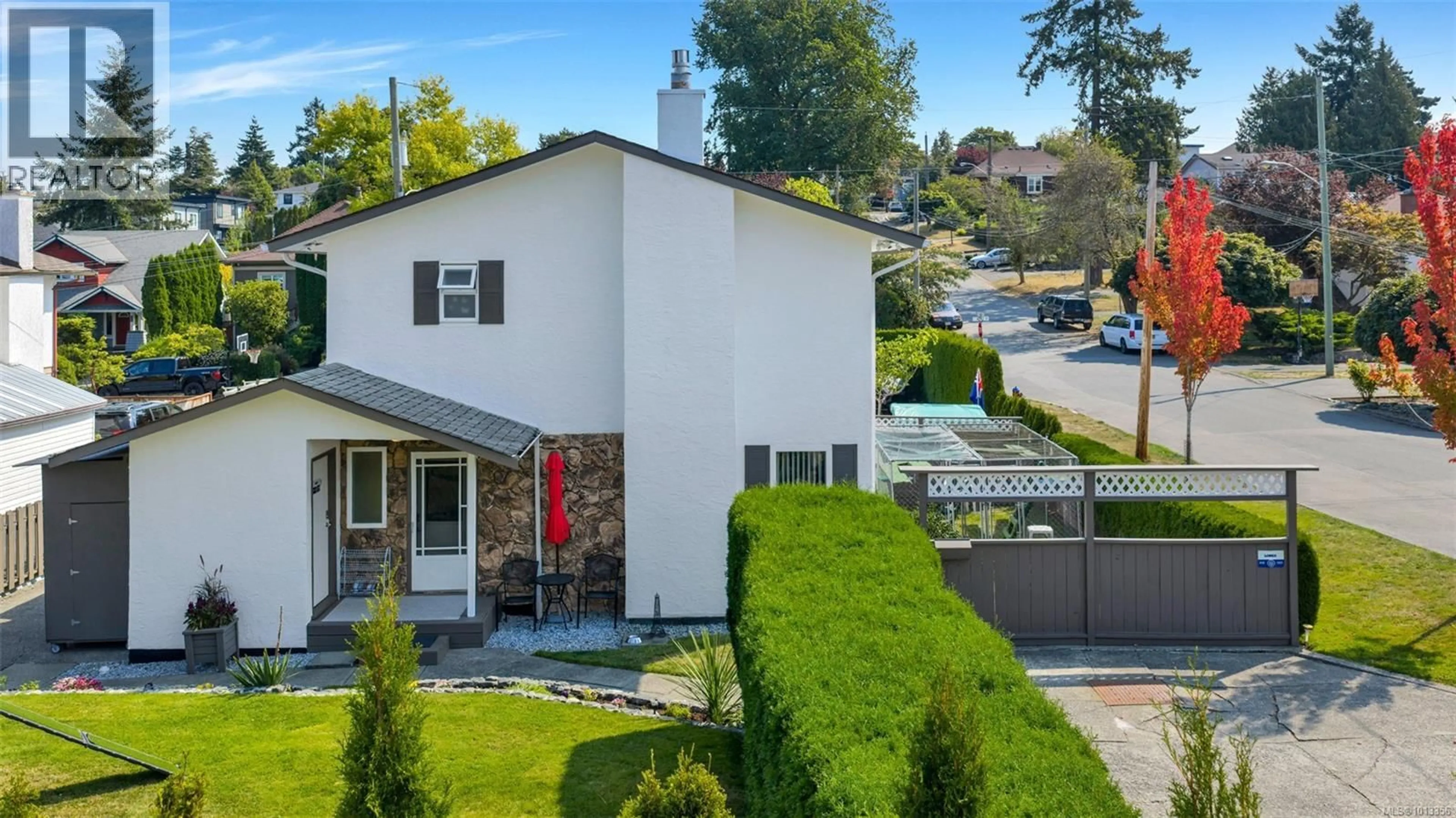 A pic from outside/outdoor area/front of a property/back of a property/a pic from drone, street for 920 AGNES STREET, Esquimalt British Columbia V9A5X4