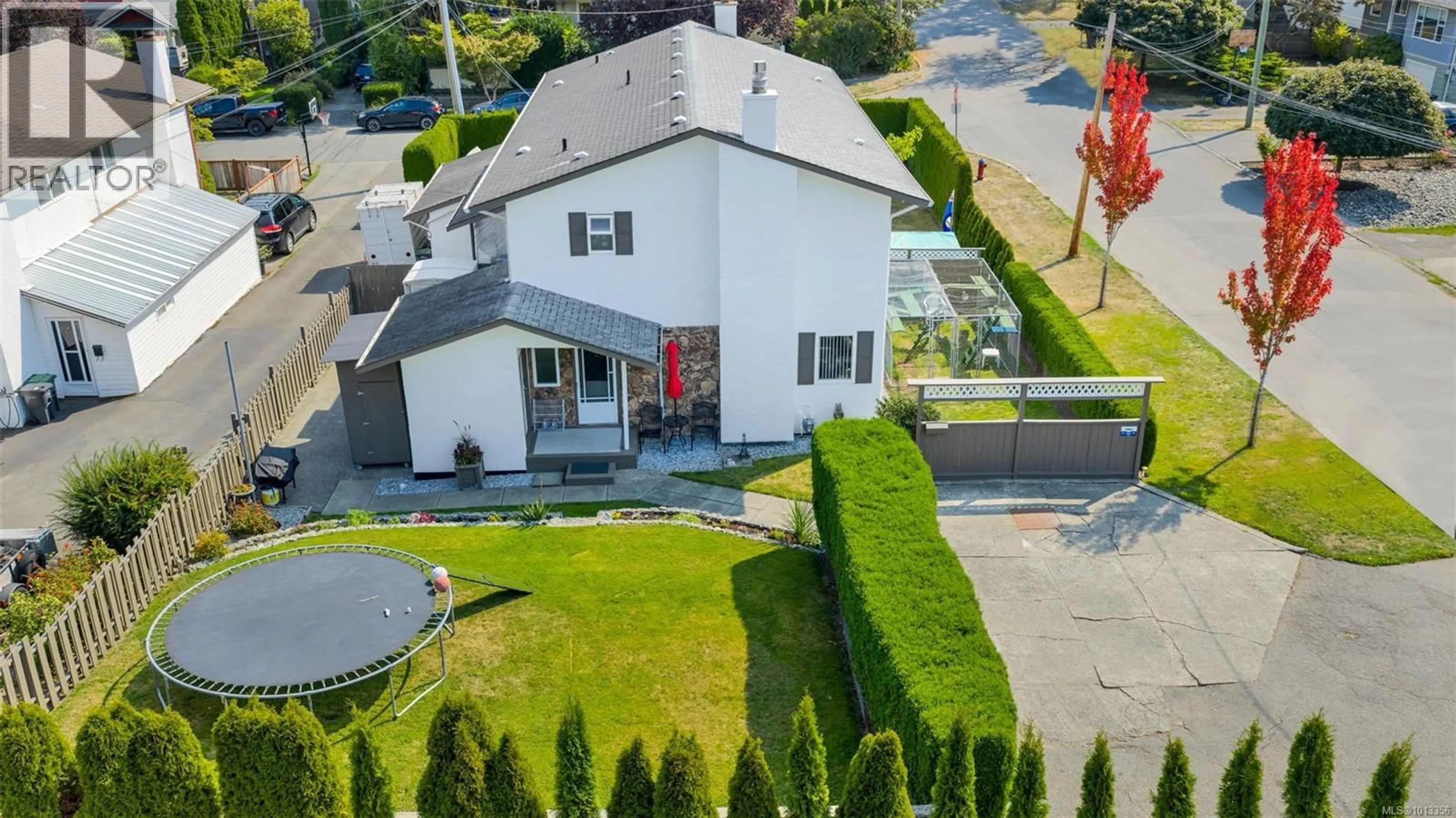 A pic from outside/outdoor area/front of a property/back of a property/a pic from drone, street for 920 AGNES STREET, Esquimalt British Columbia V9A5X4