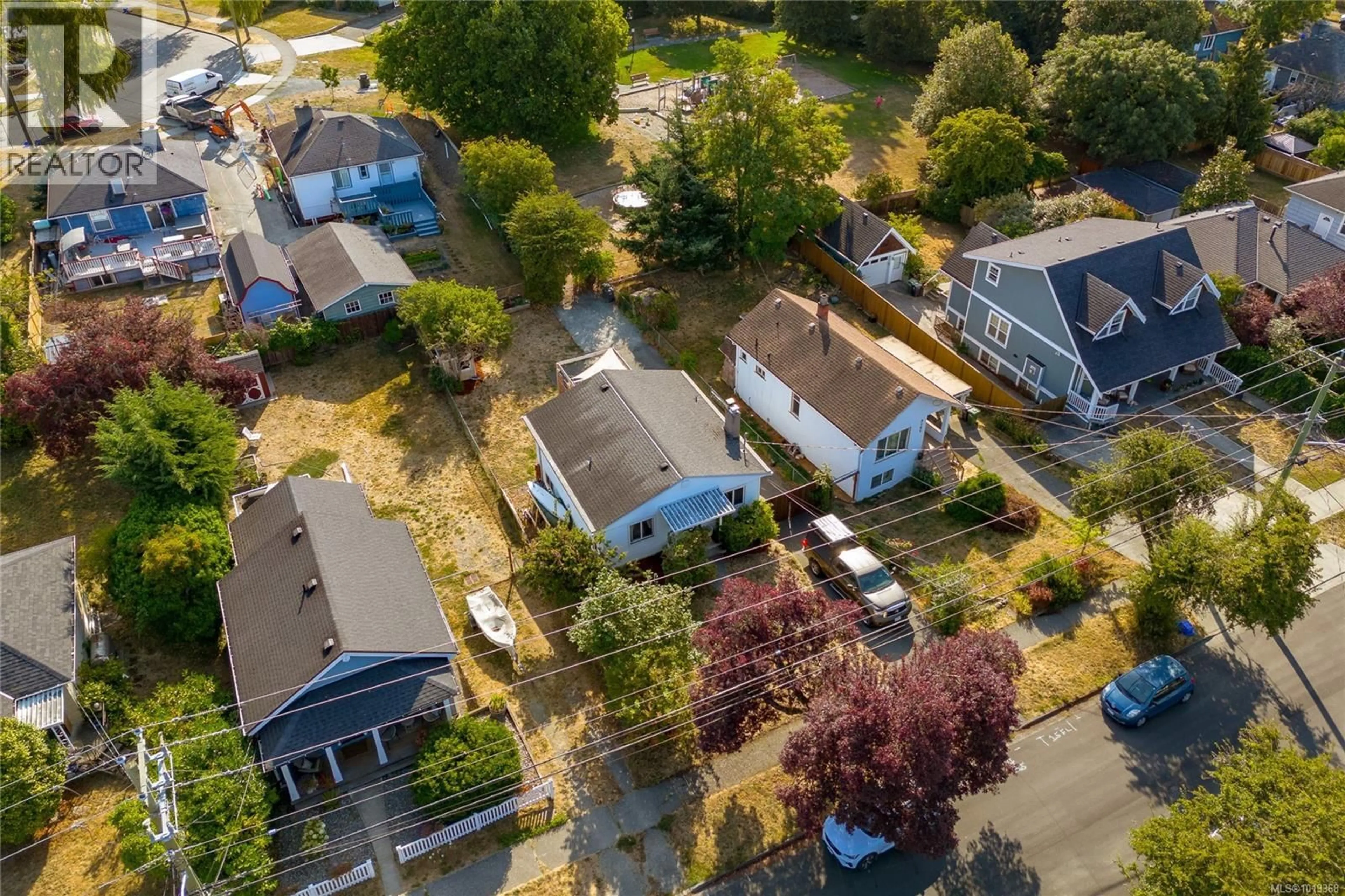 A pic from outside/outdoor area/front of a property/back of a property/a pic from drone, street for 3159 ALDER STREET, Victoria British Columbia V8X1P1