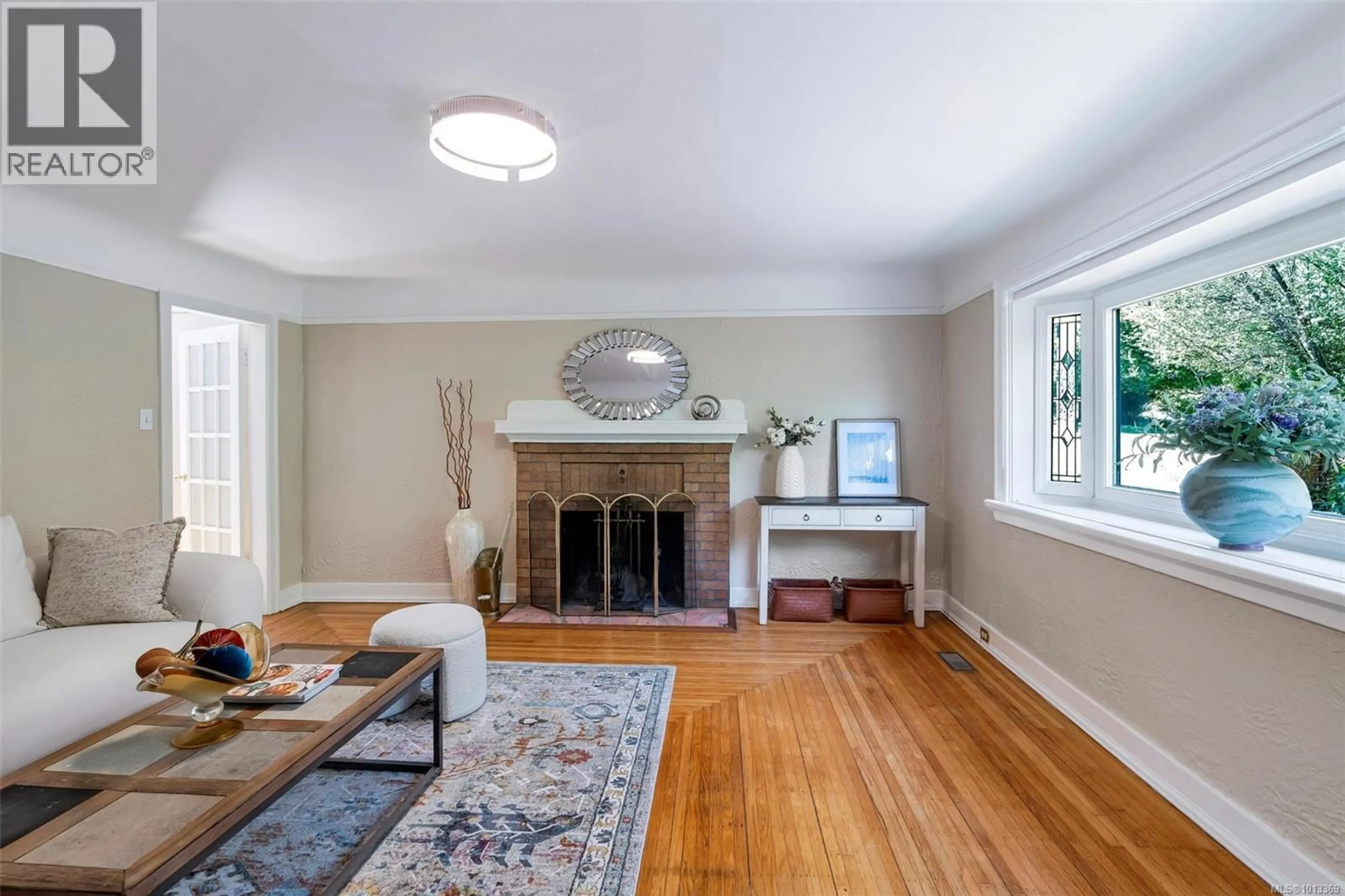 Living room with furniture, unknown for 1498 DERBY ROAD, Saanich British Columbia V8P1T5
