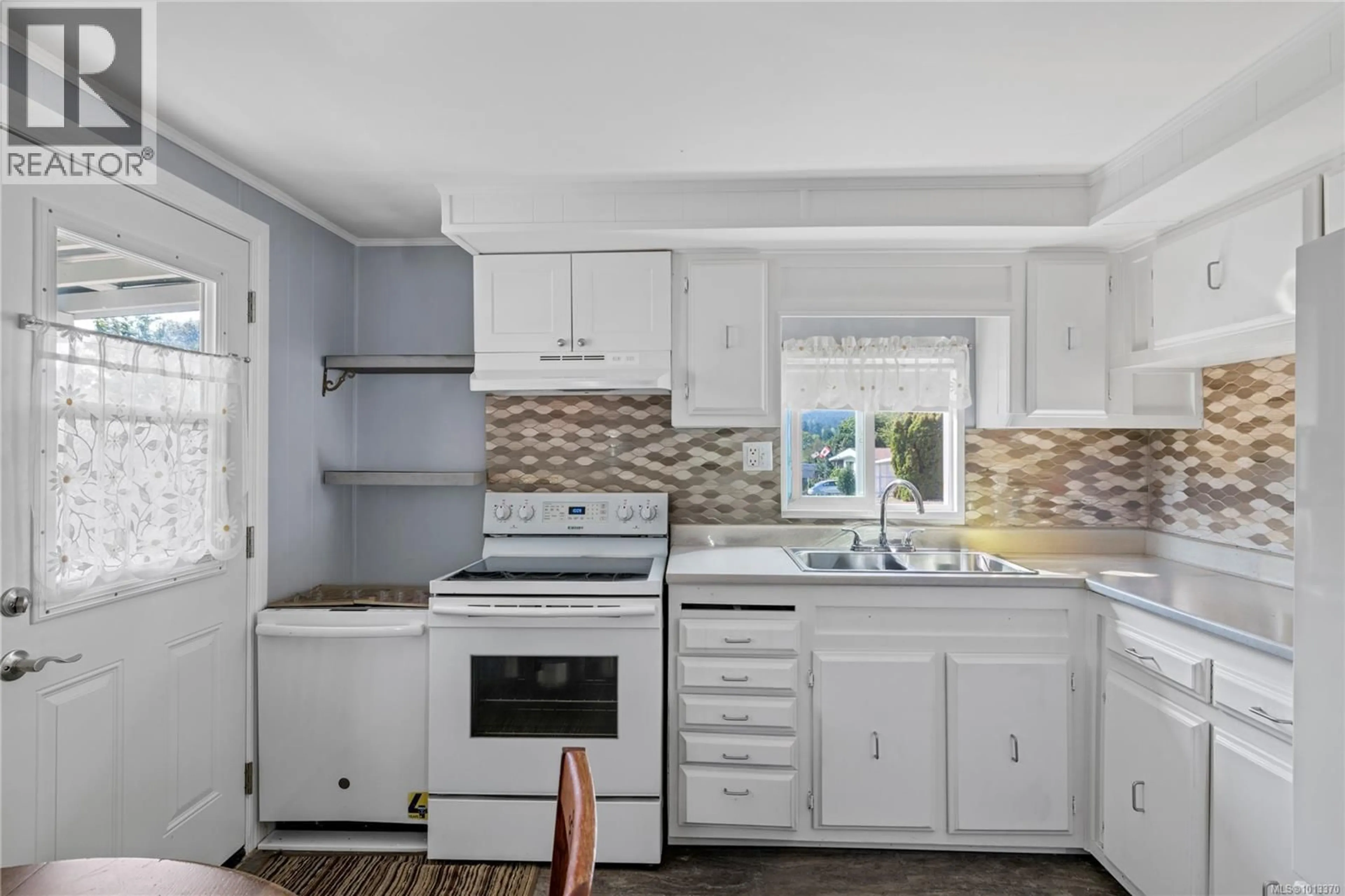 Standard kitchen, ceramic/tile floor for 52 HONEY DRIVE, Nanaimo British Columbia V9R5N1