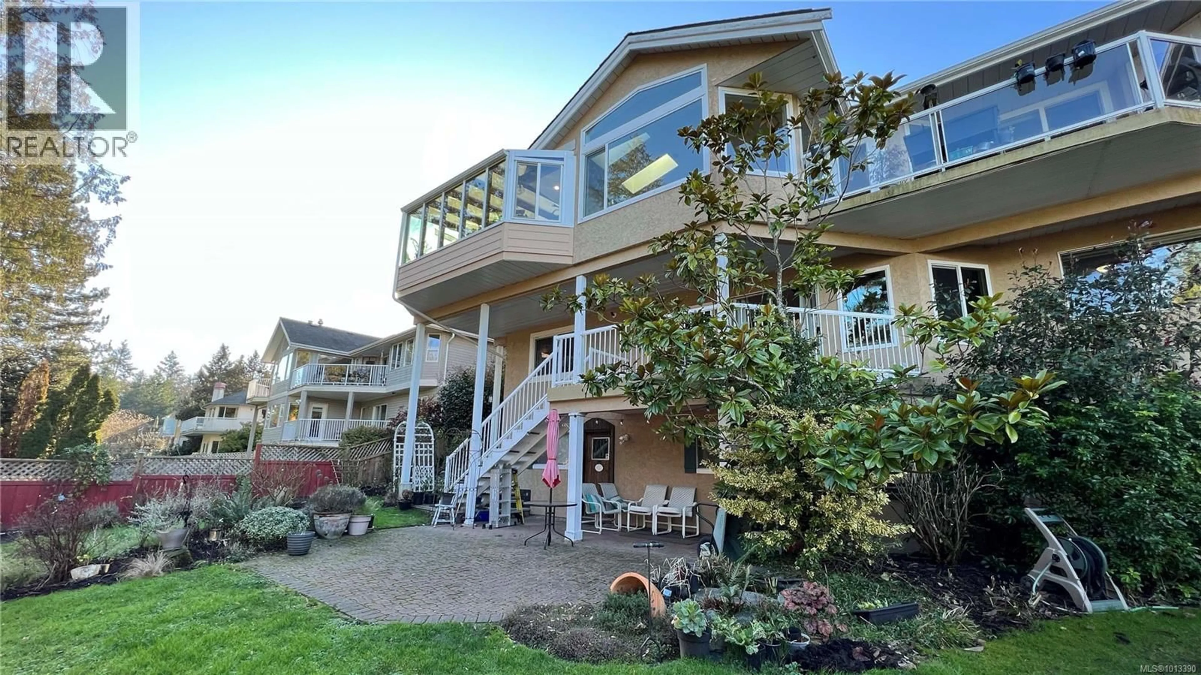 Patio, water/lake/river/ocean view for 986 SEAPEARL PLACE, Saanich British Columbia V8Y2X3