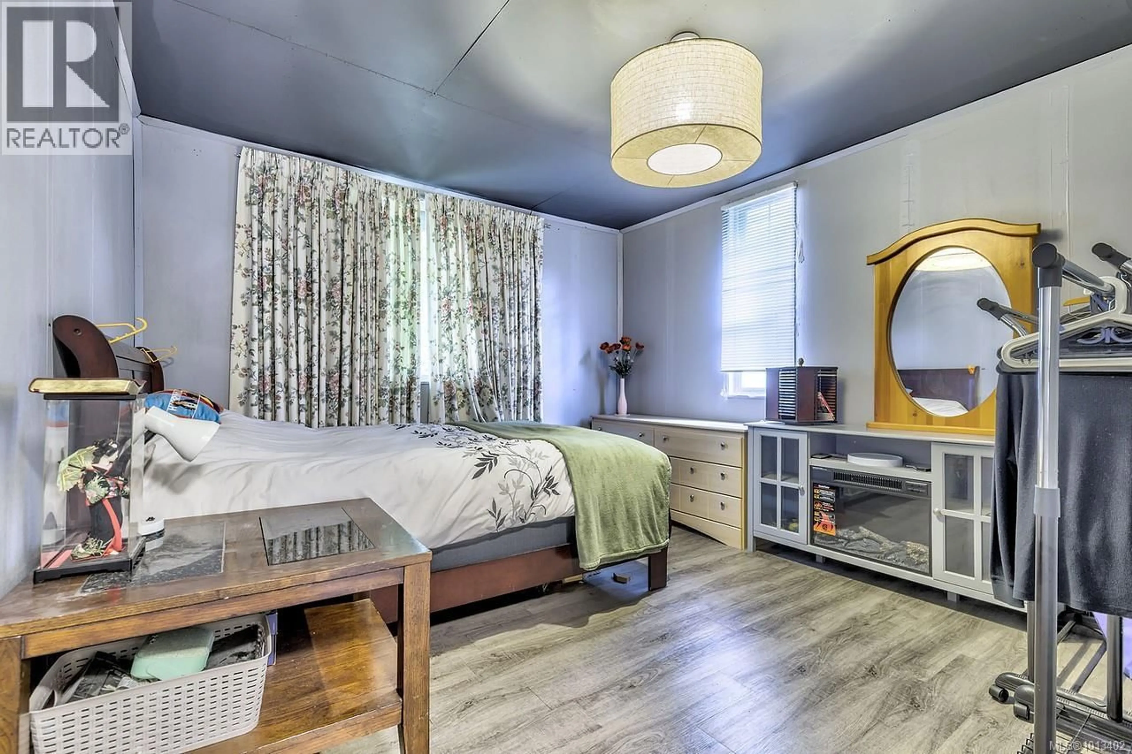 Bedroom with bed, wood/laminate floor for 204 - 380 MARTINDALE ROAD, Parksville British Columbia V9P1R7